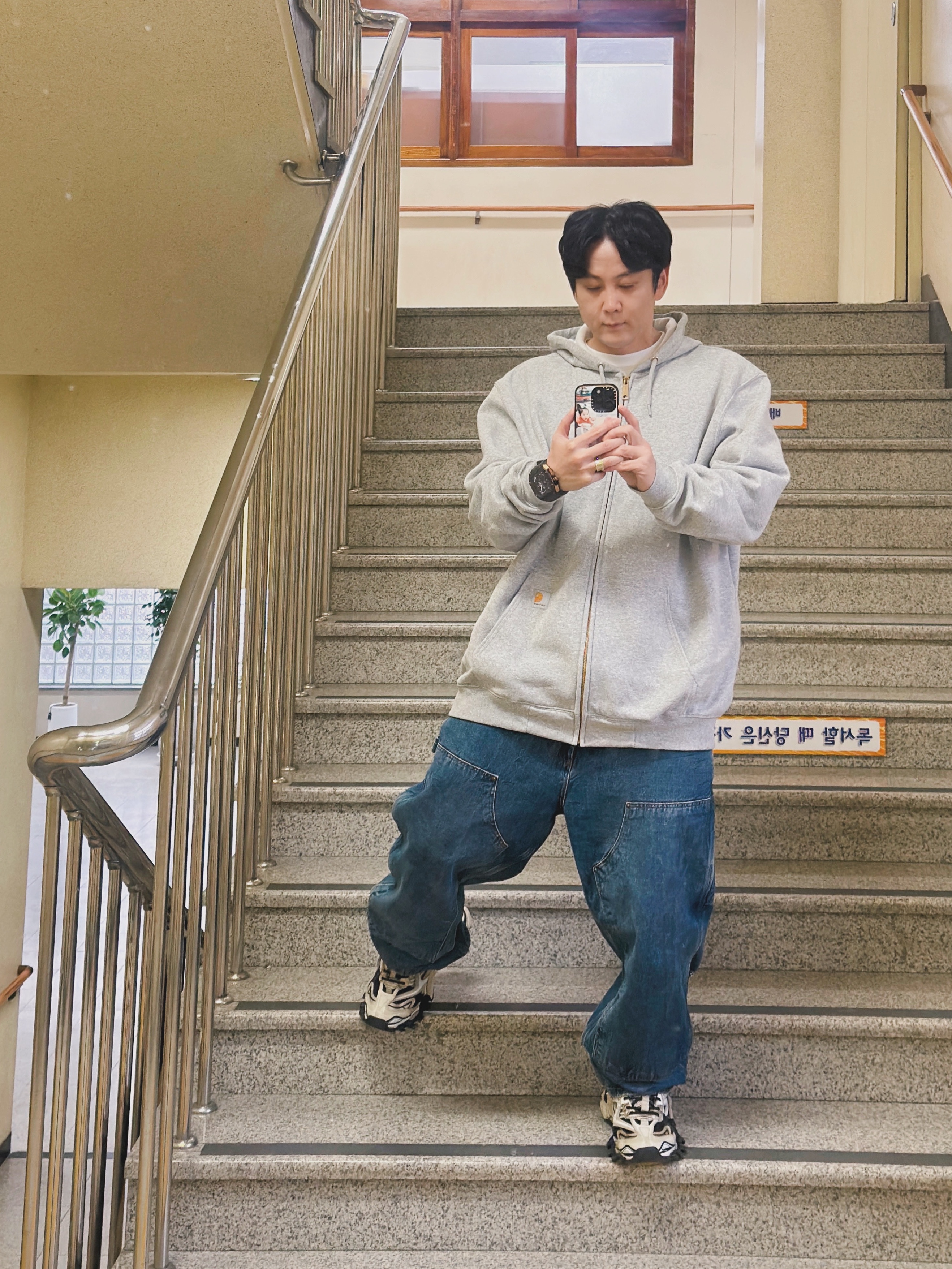 Supreme Double Knee Painter Pant Washed Indigo - 24SS, Carhartt Loose Fit Midweight Full Zip Sweatshirt Heather Grey 착용 스타일