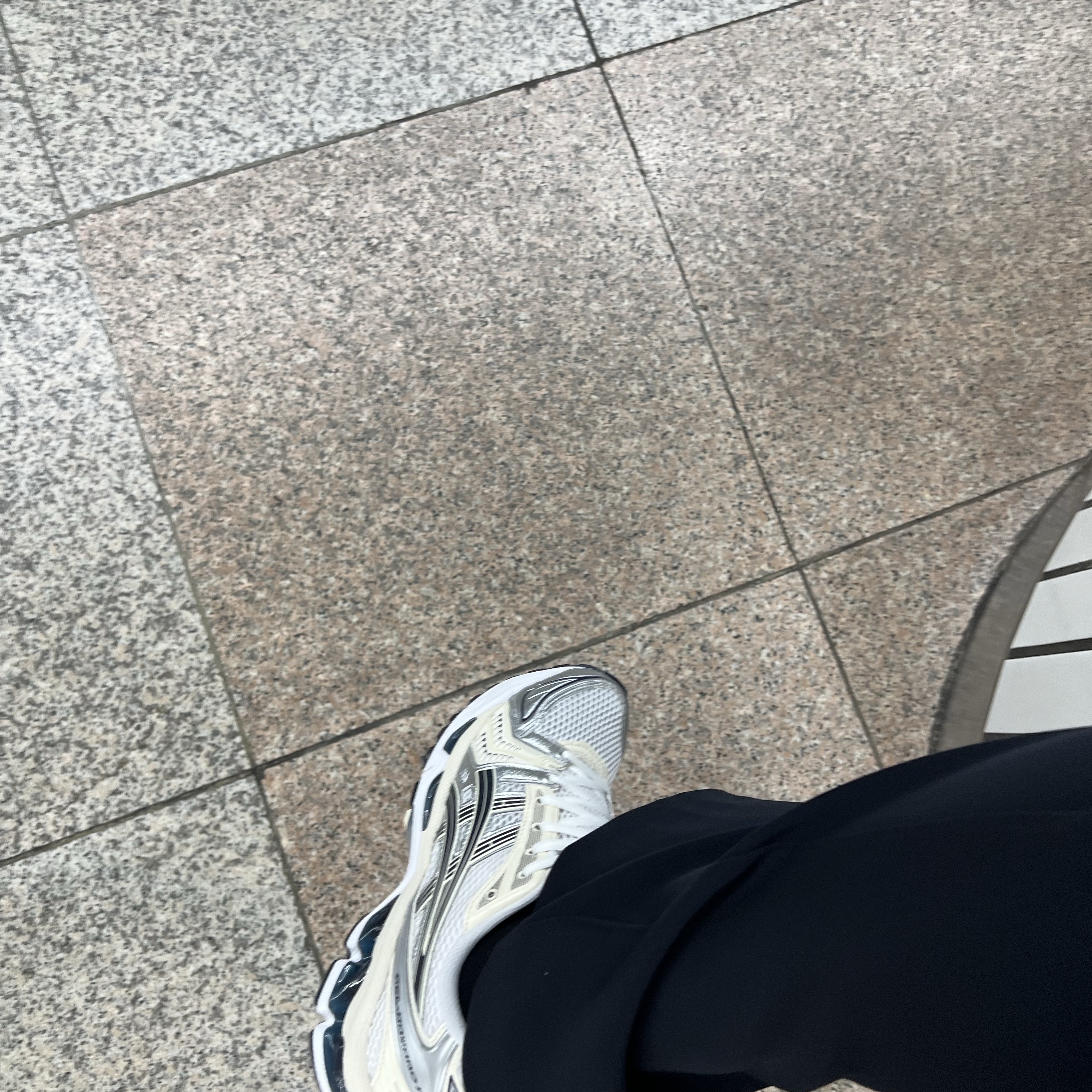 (W) Asics Gel-Kayano 14 White Midnight 착용 스타일 - 2