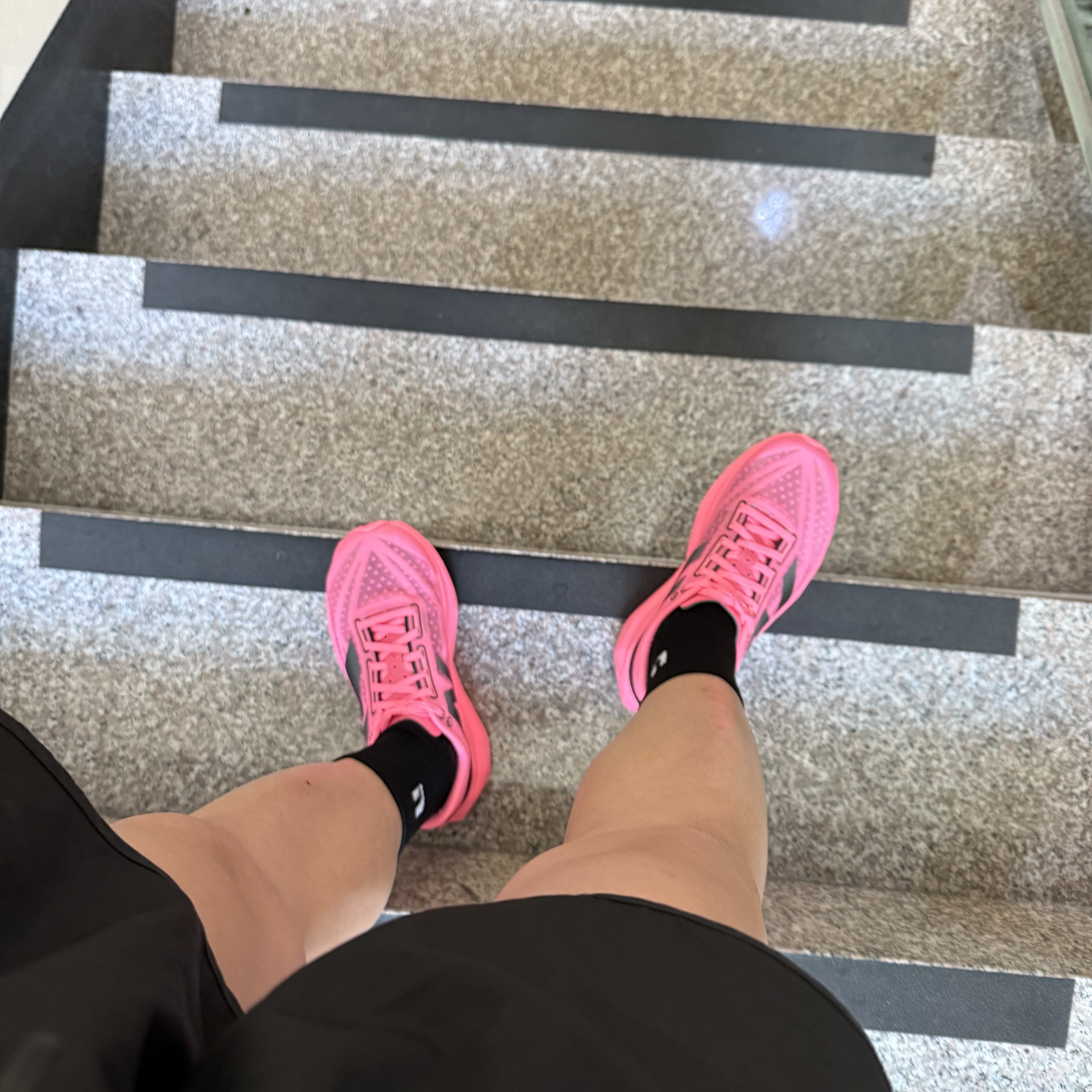 New Balance Fuelcell Rebel v4 Ultra Pink Black - 2E Wide 착용 스타일