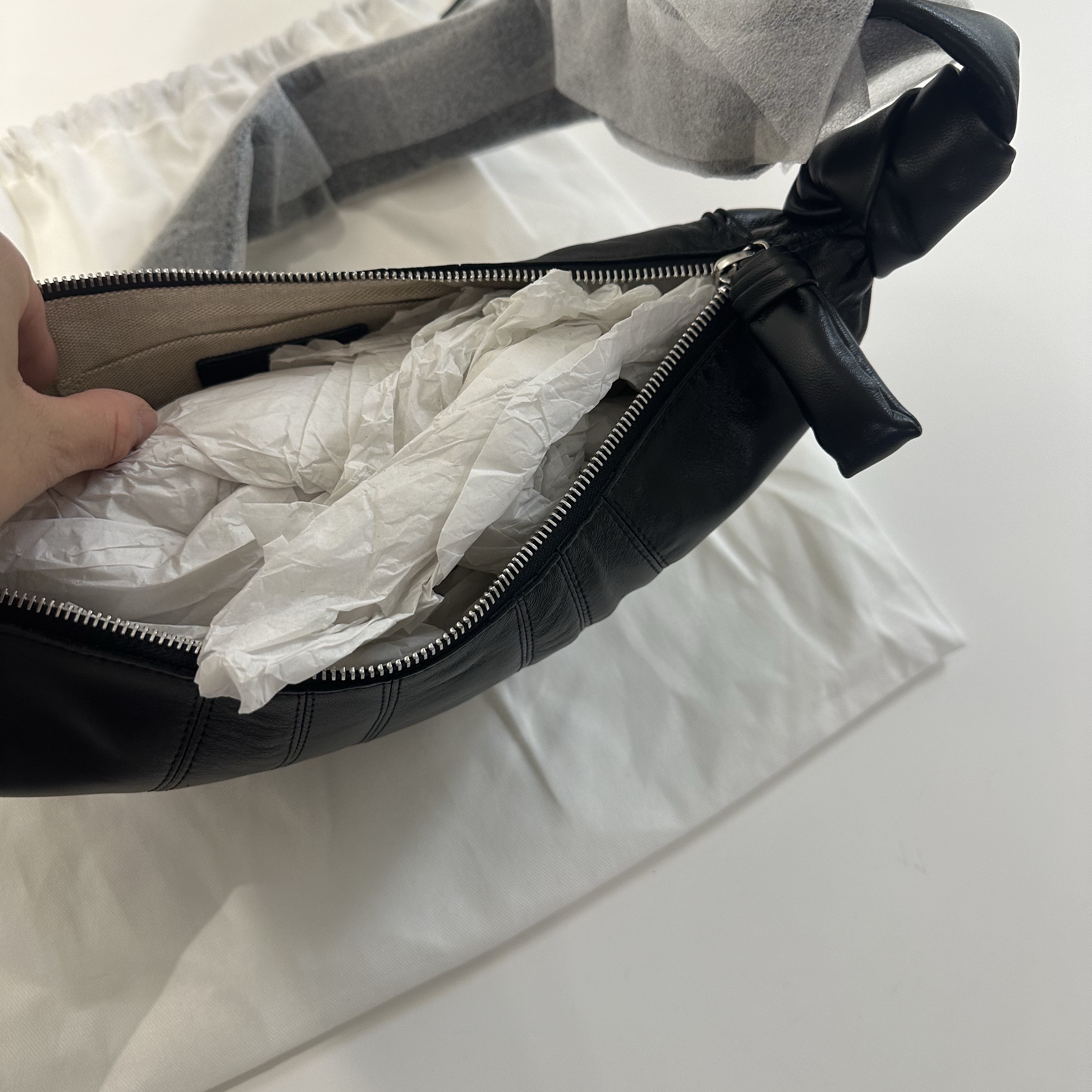 Lemaire Small Croissant Bag Soft Nappa Leather Black 착용 스타일 - 3