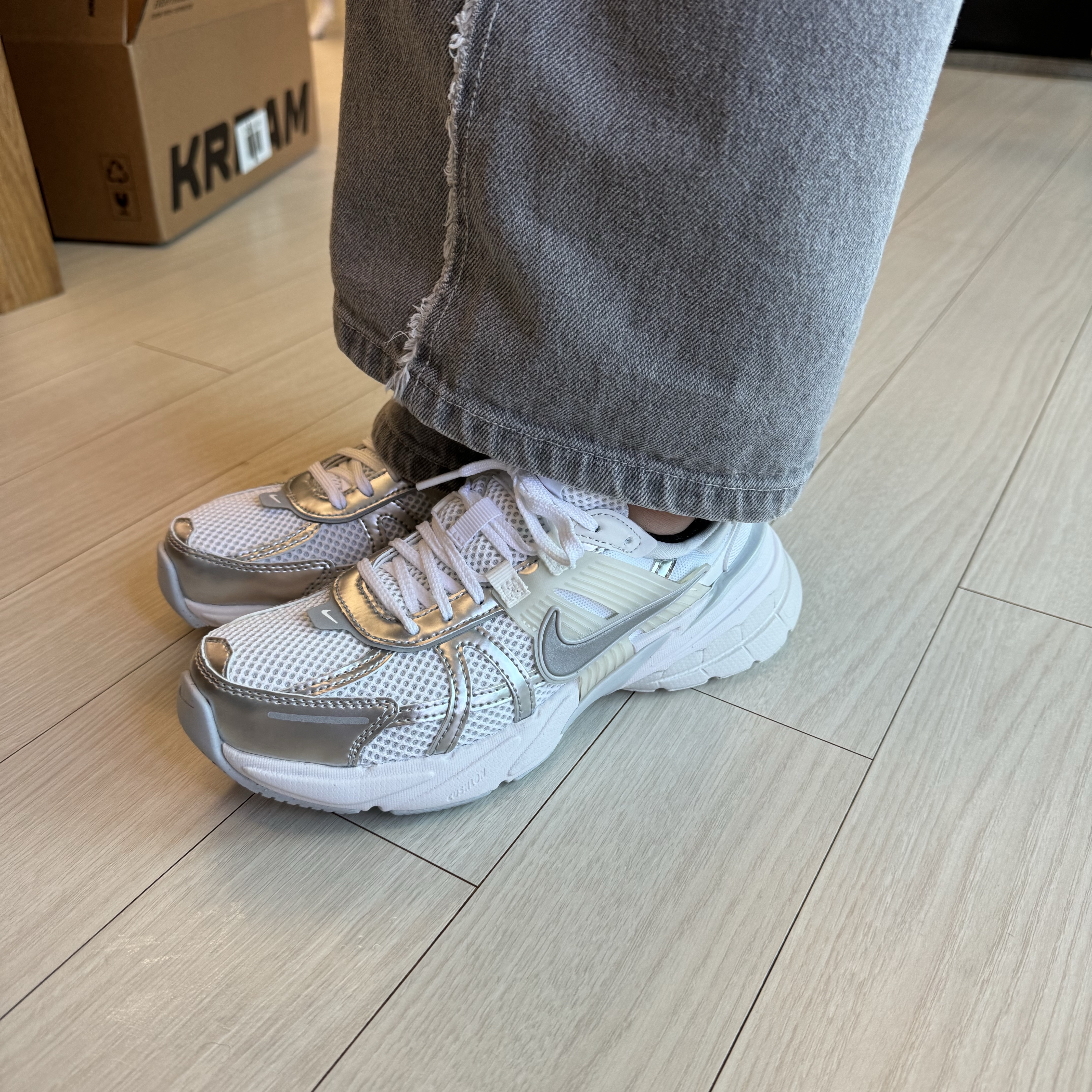 Nike V2K Run Metallic Silver White 착용 스타일