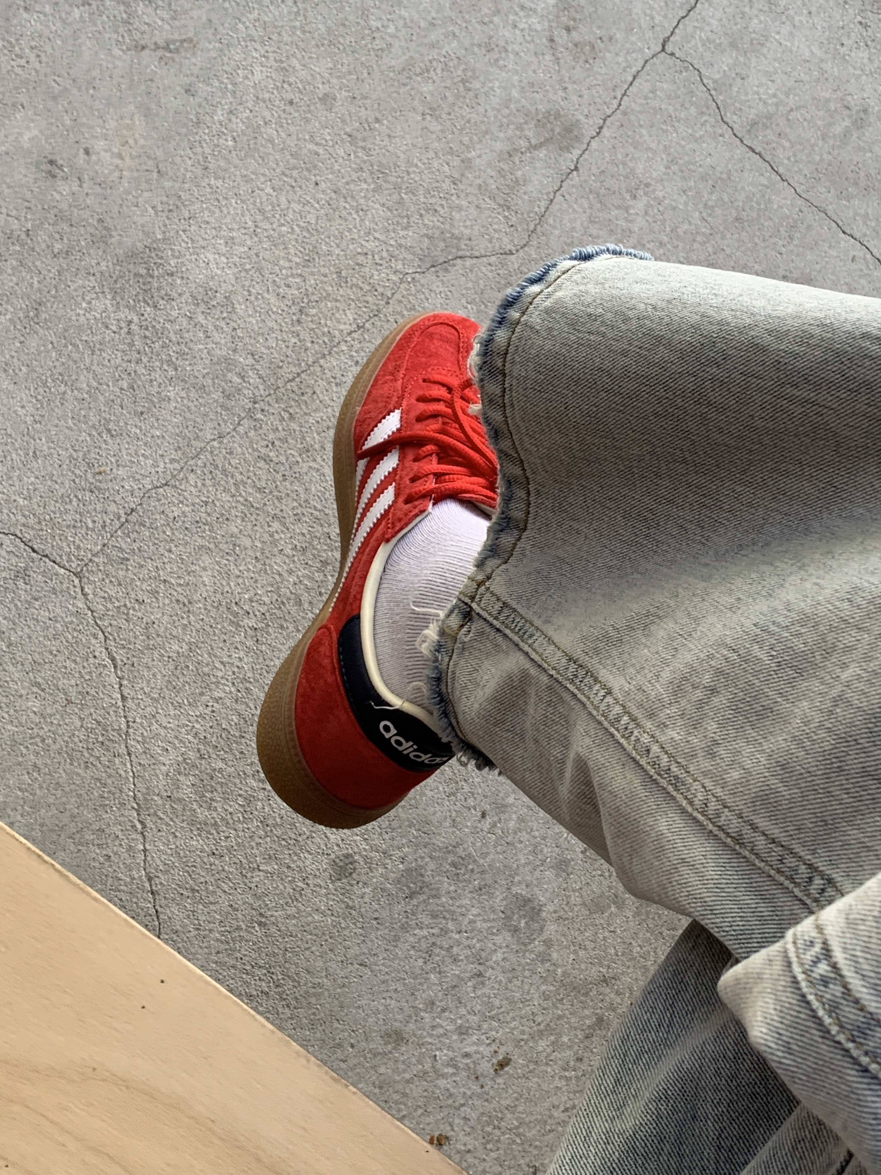 Adidas x Sporty & Rich Spezial Handball Collegiate Red Night Indigo 착용 스타일 - 6