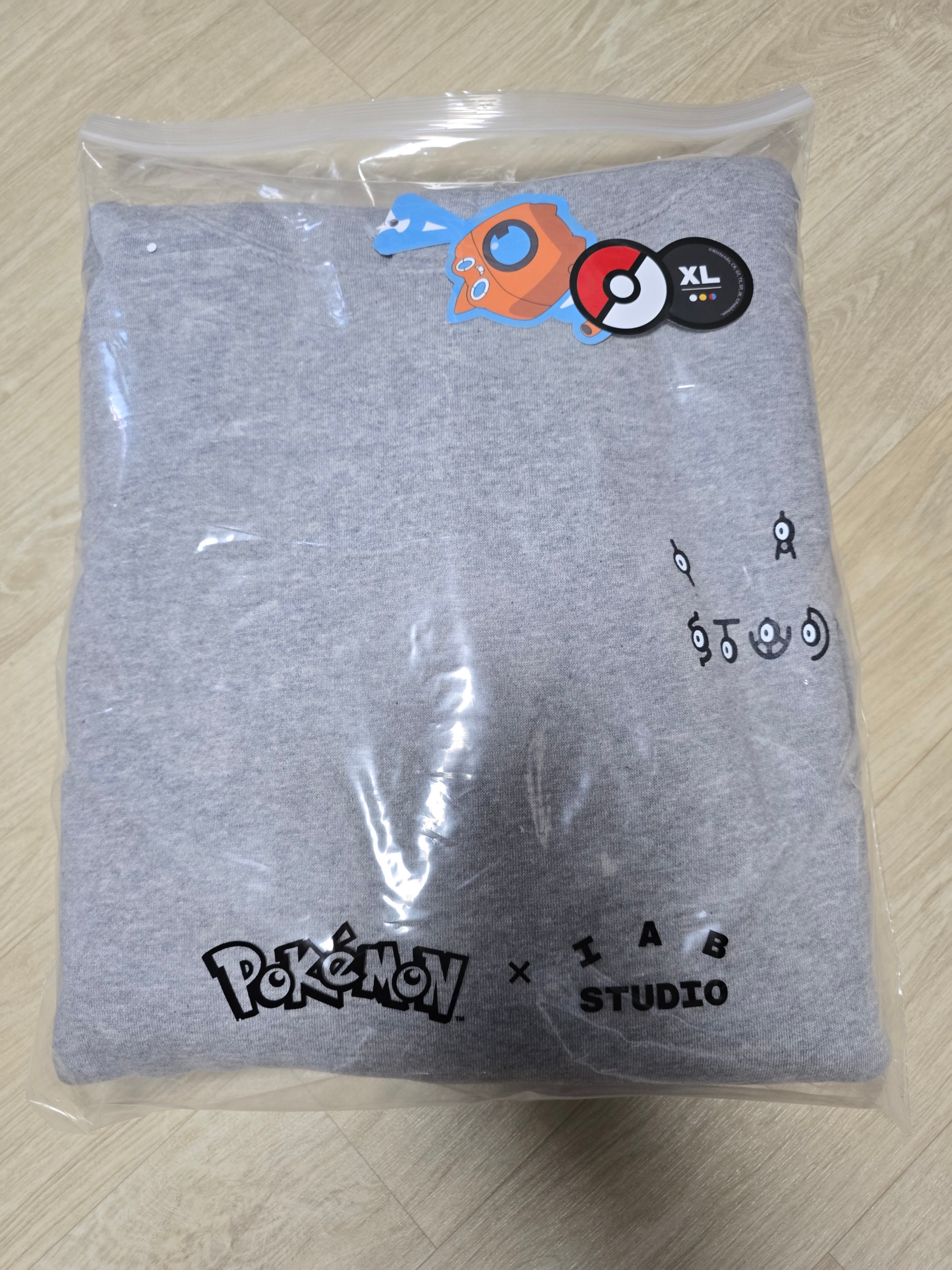 IAB Studio x Pokemon Unown Hoodie Gray 착용 스타일 - 2