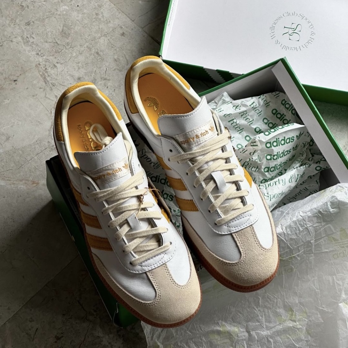 Adidas x Sporty & Rich Samba OG Cloud White Bold Gold 착용 스타일 - 2