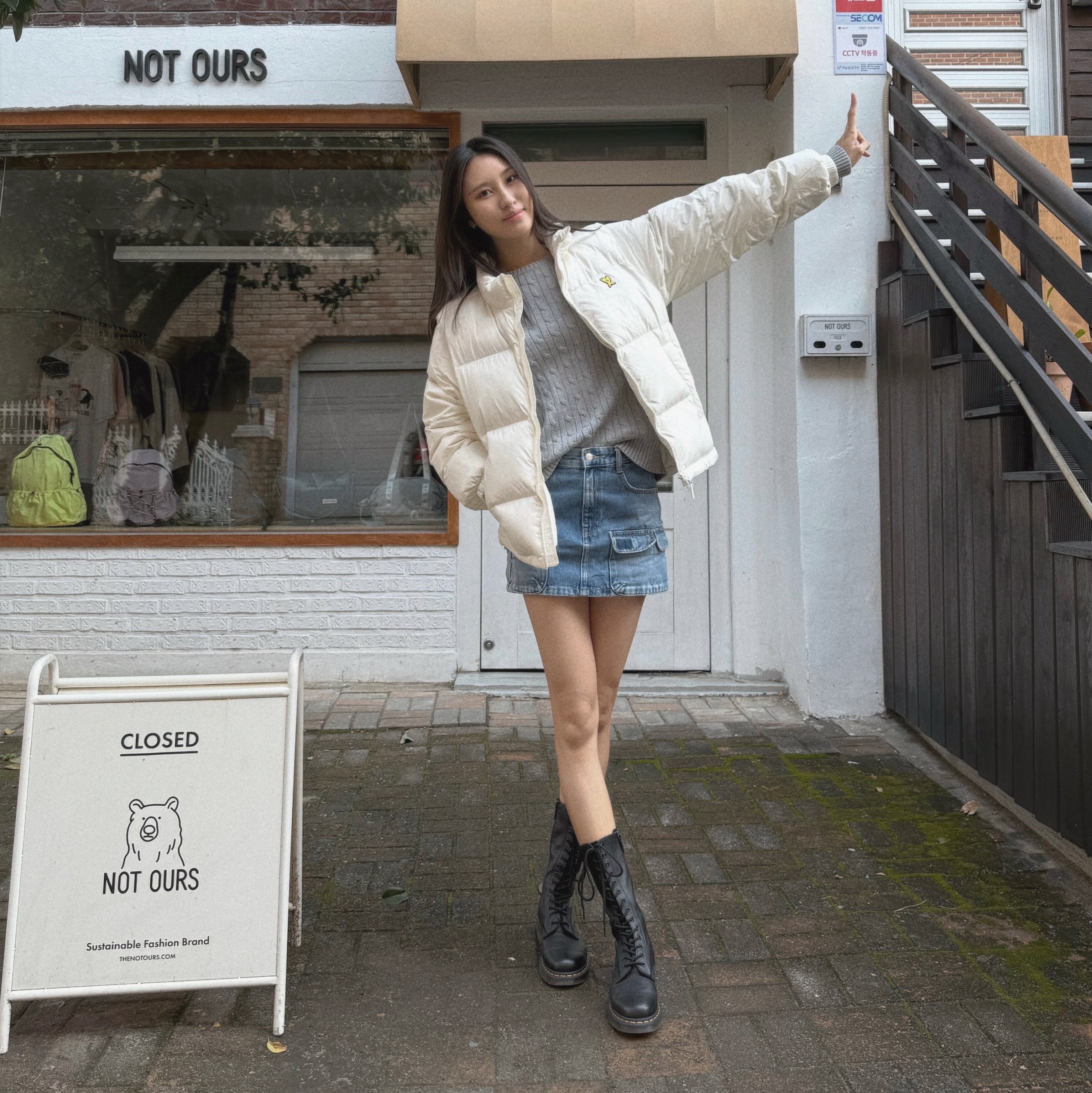 (W) Dr. Martens Audrick 20 Eye Leather Knee High Platform Boots Black, (W) Discovery Expedition Pictor U Goose Down Lightweight Padding Ivory 착용 스타일 - 4
