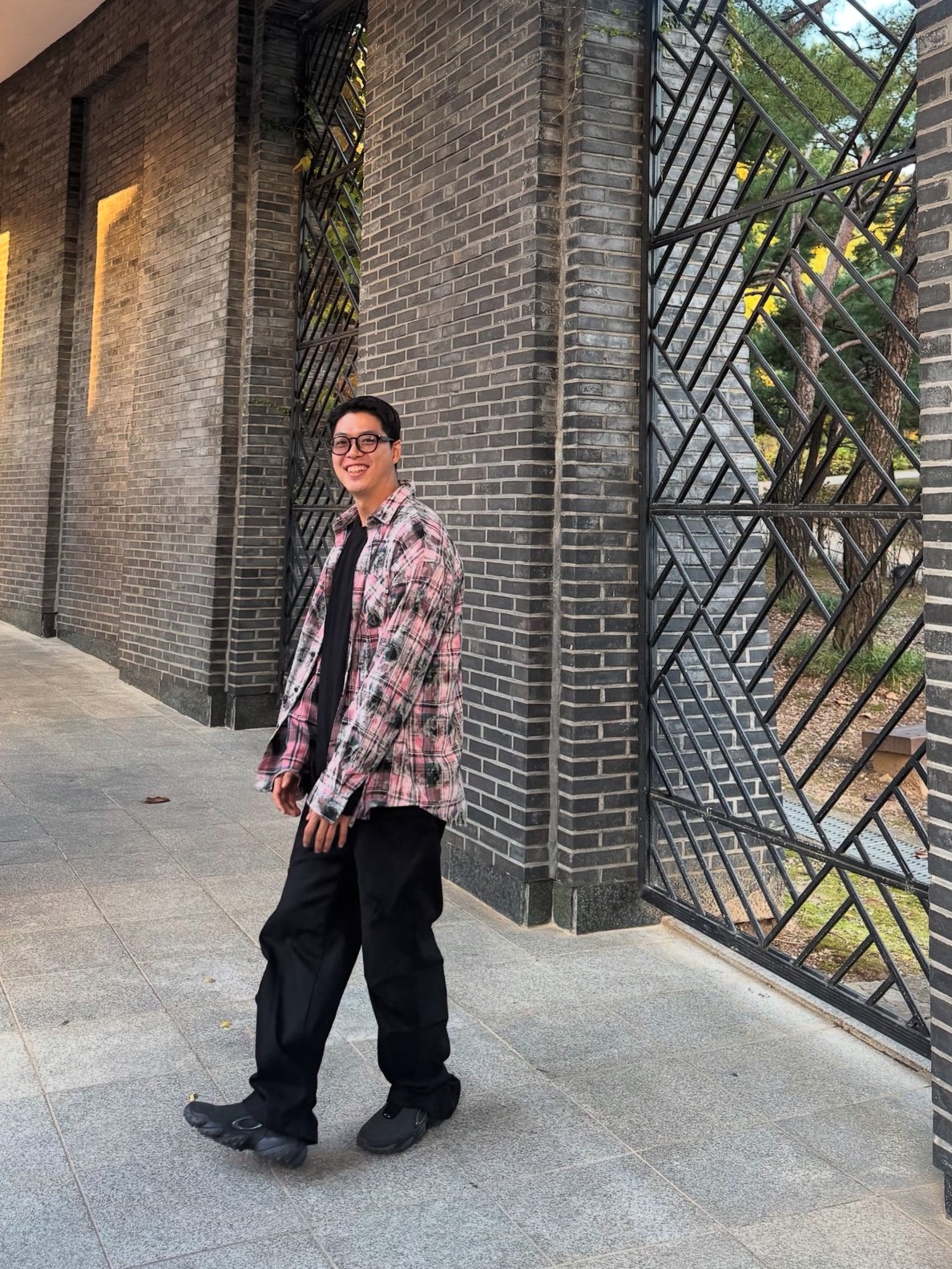 Oakley Edge Icon Blackout 착용 스타일 - 3