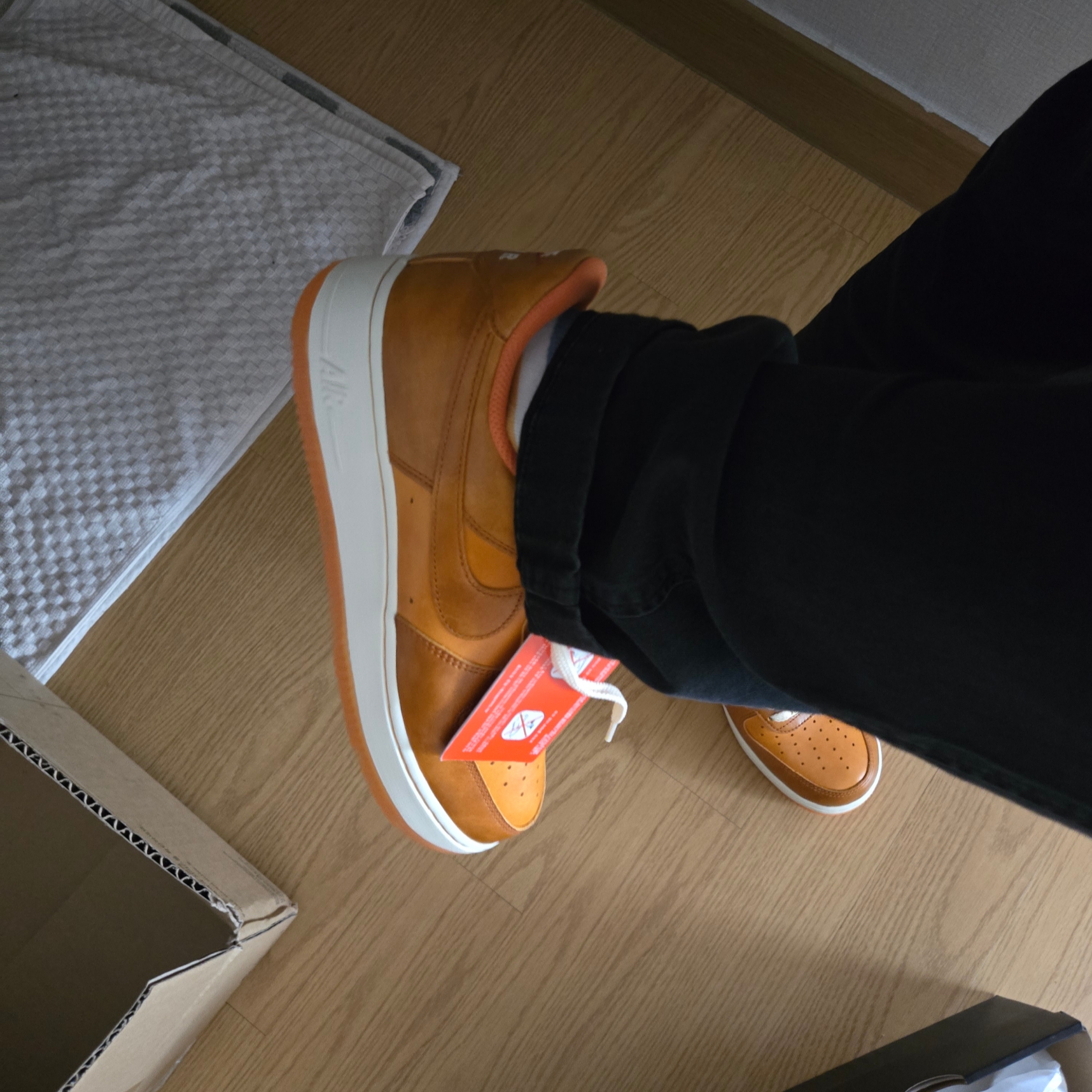 Nike Air Force 1 '07 LV8 Russet and Sunset 착용 스타일 - 1