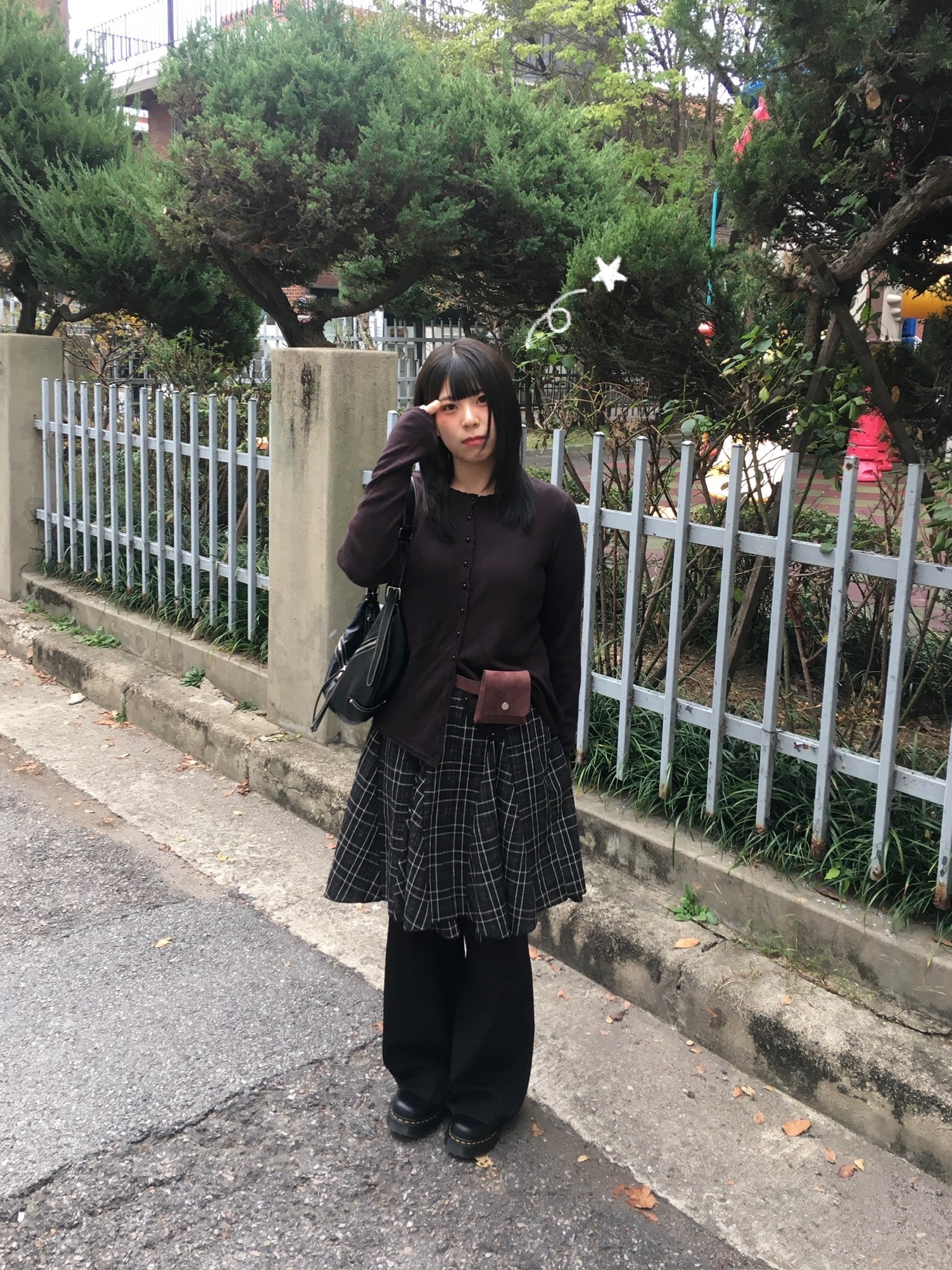 Matin Kim Zipper Leather Round Bag Black, Dr. Martens 1461 Bex Black 착용 스타일 - 1