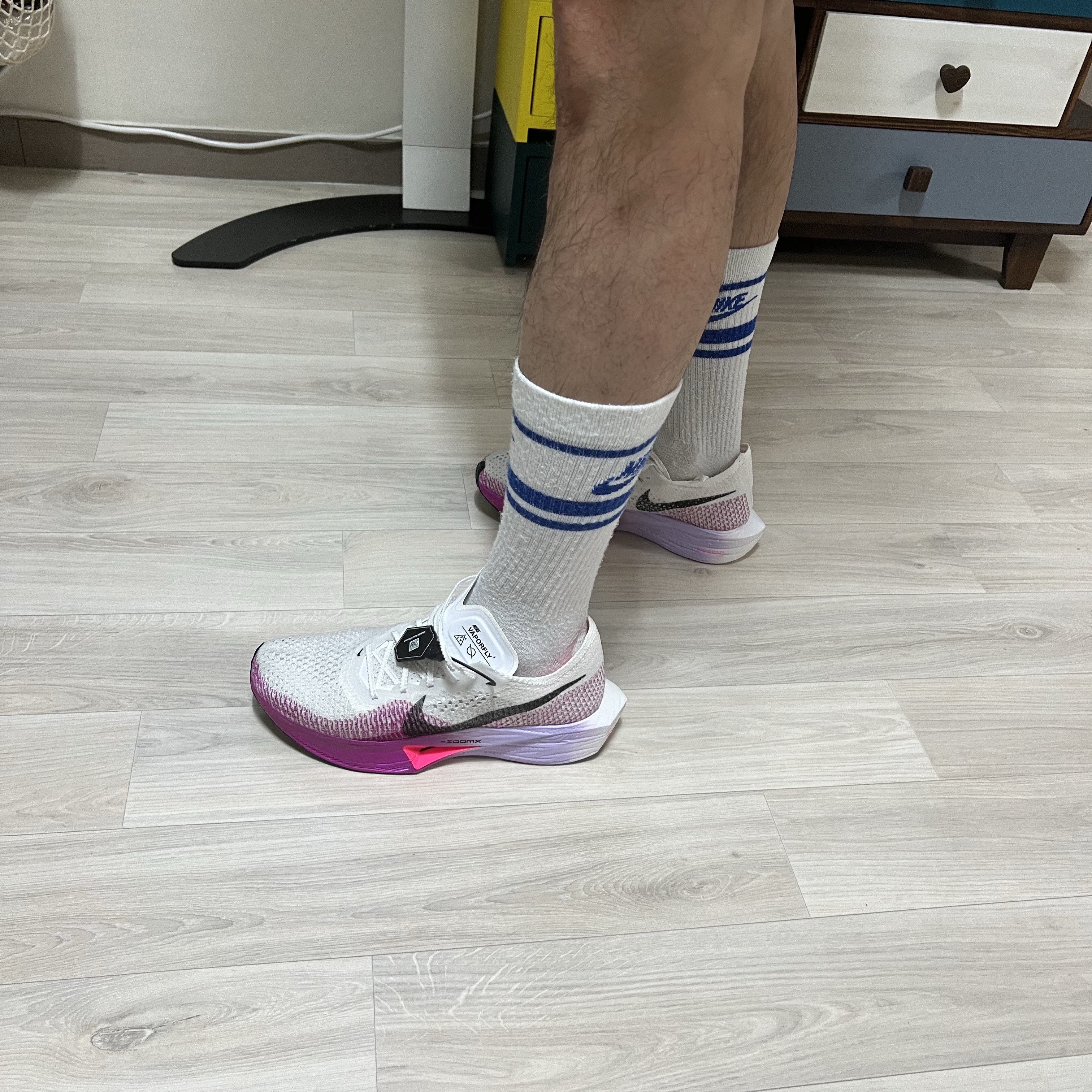 Nike ZoomX Vaporfly Next% 3 White Vivid Purple 착용 스타일 - 2