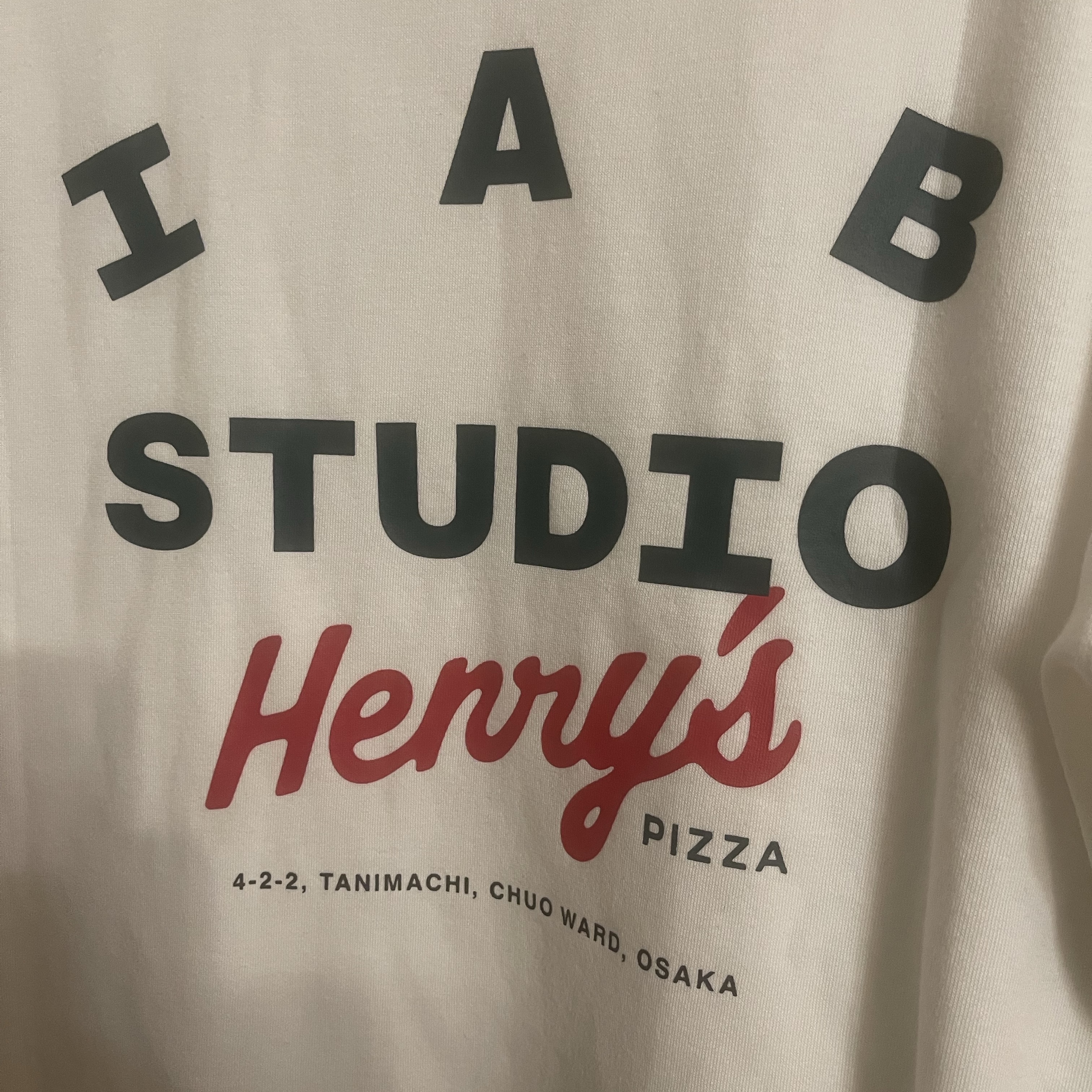 IAB Studio x Henry’s Pizza Long Sleeve White 착용 스타일
