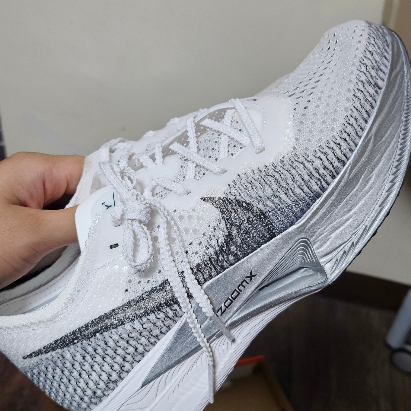 Nike ZoomX Vaporfly Next% 3 White Grey 착용 스타일 - 2