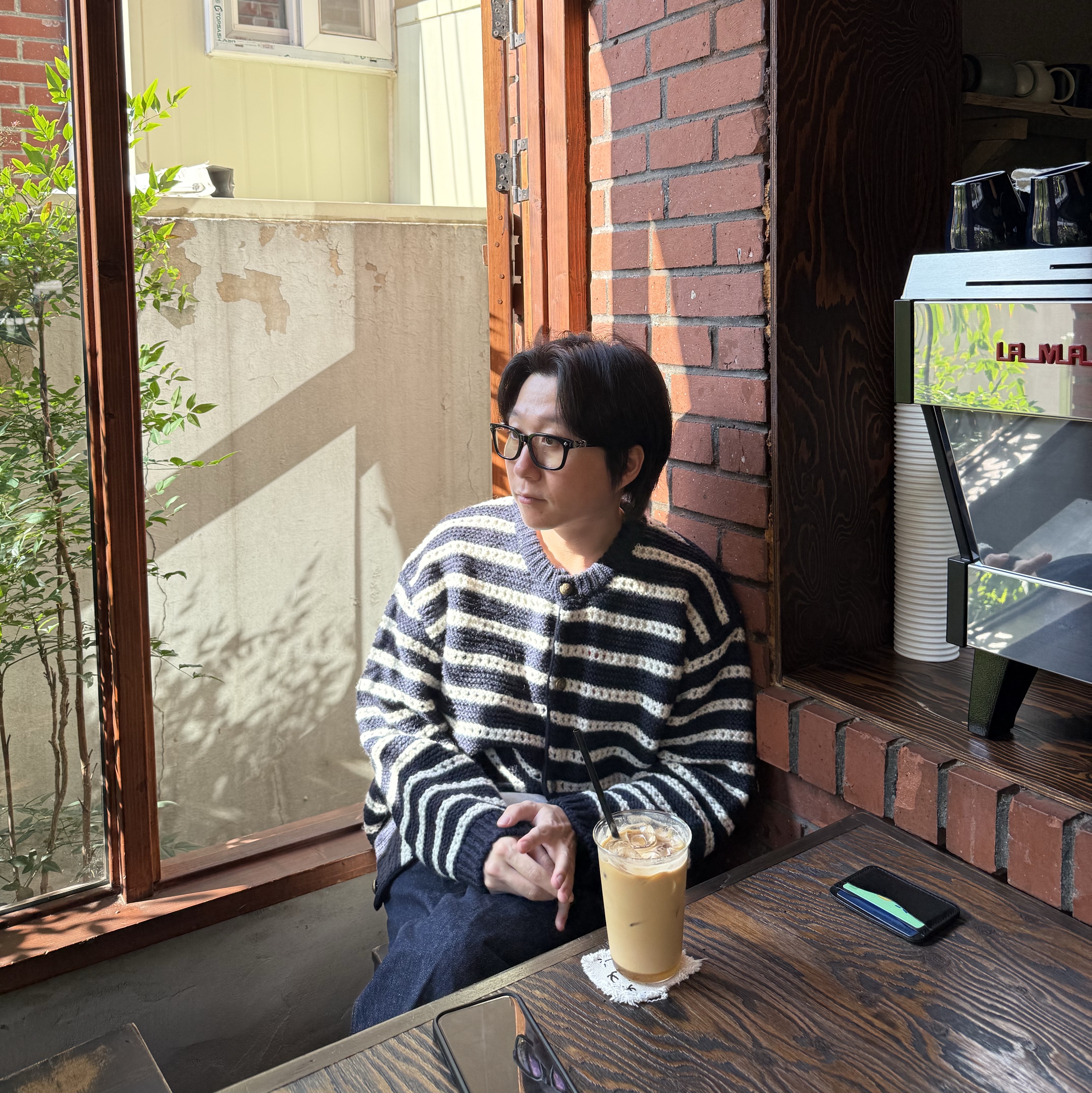 [KREAM 단독 리오더] STU Round Neck Stripe Cardigan Navy, Auralee Hard Twist Denim 5P Pants Indigo 착용 스타일 - 1