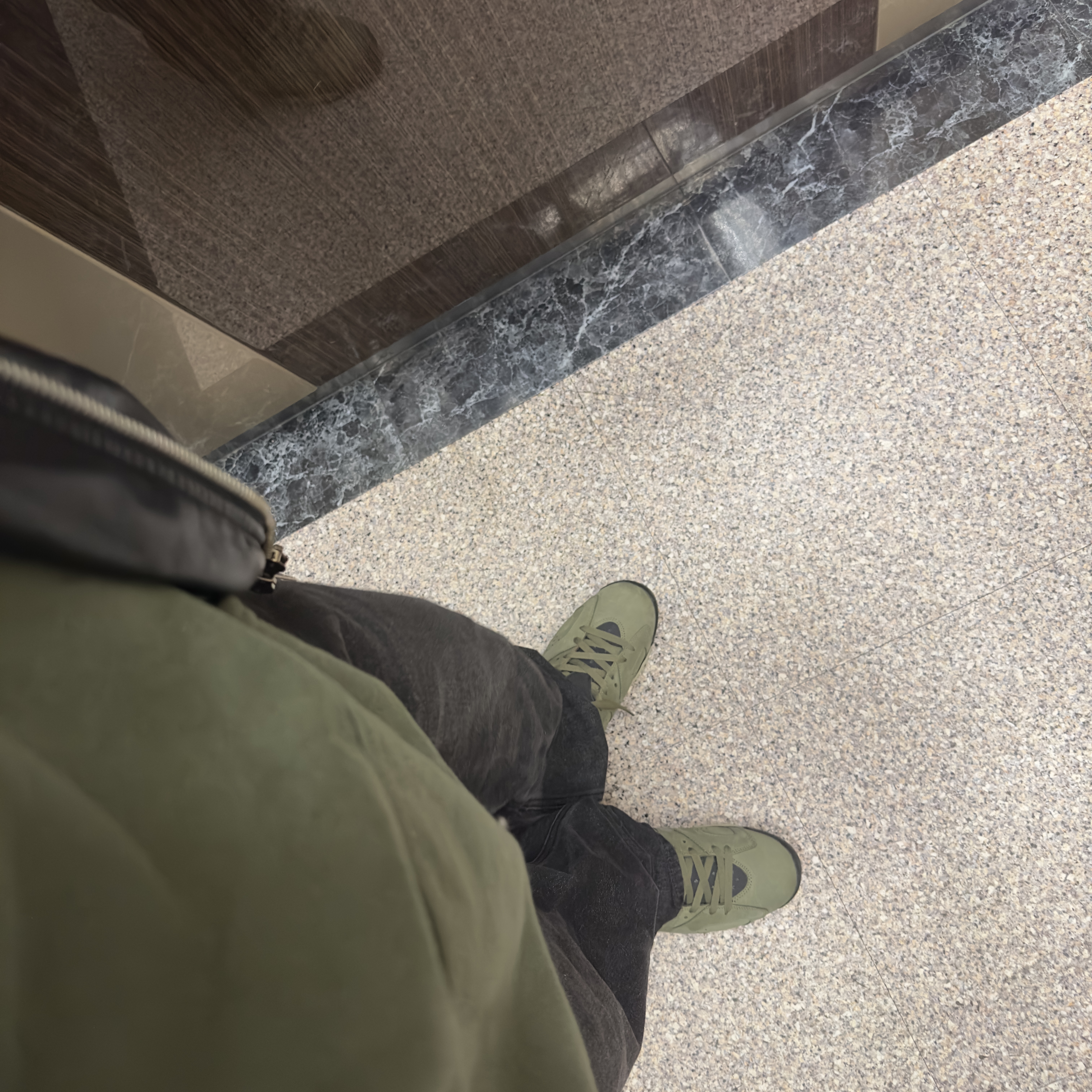 Jordan 6 x Travis Scott Retro Olive 착용 스타일