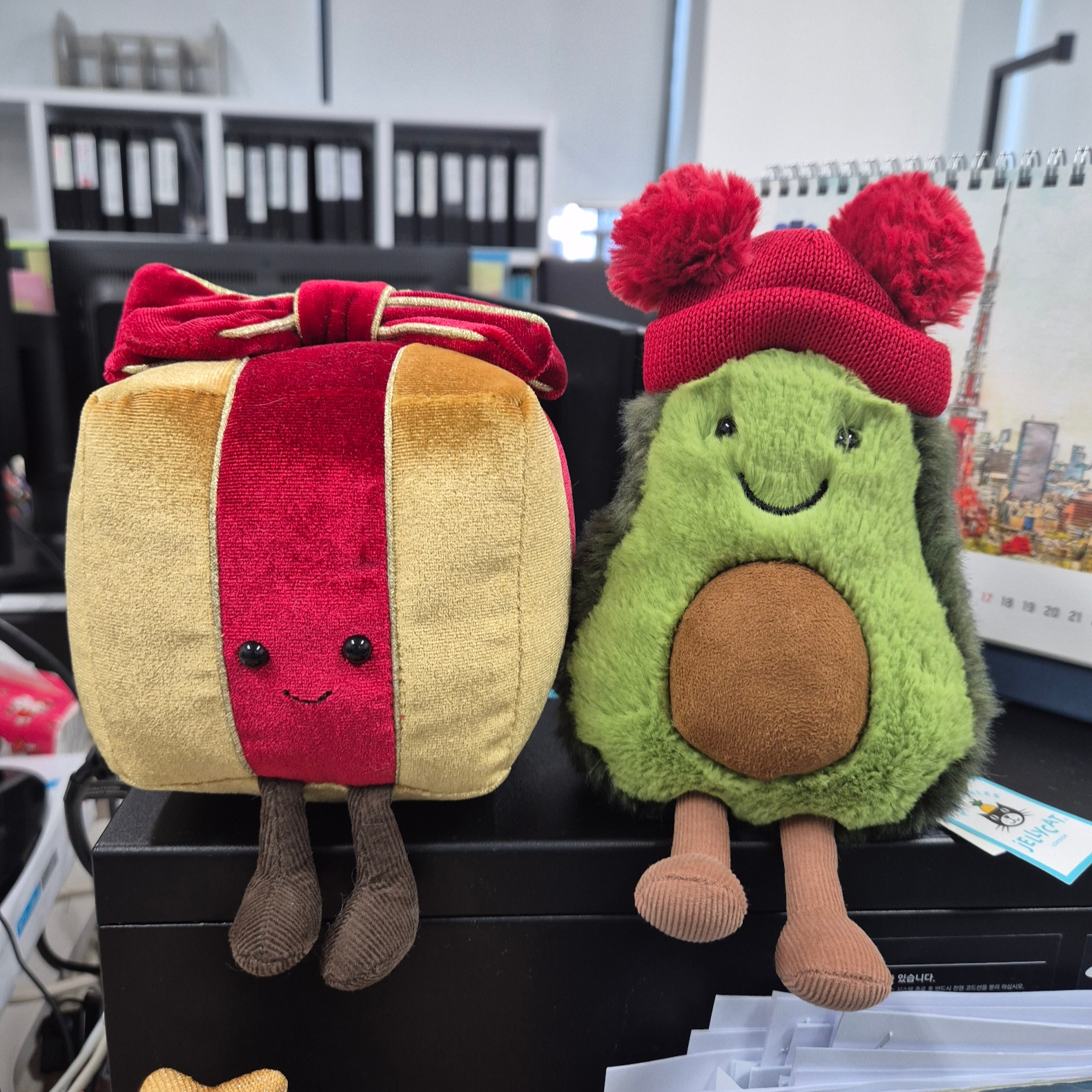 Jellycat Amuseables Bobble Avocado Green, Jellycat Amuseables Present Golden Cranberry 착용 스타일