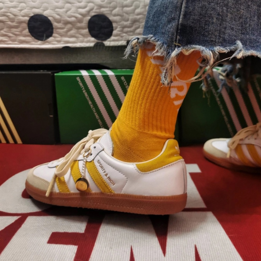 Adidas x Sporty & Rich Samba OG Cloud White Bold Gold 착용 스타일 - 1