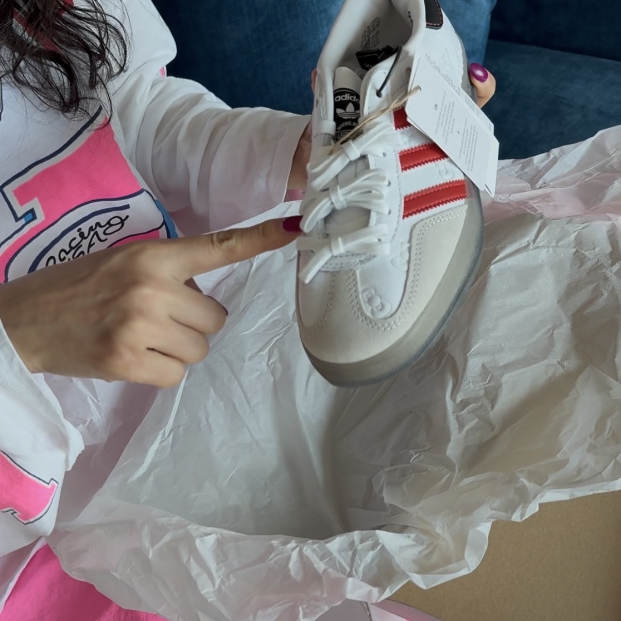 (W) Adidas x Hello Kitty Gazelle Indoor Cloud White Red 착용 스타일 - 2