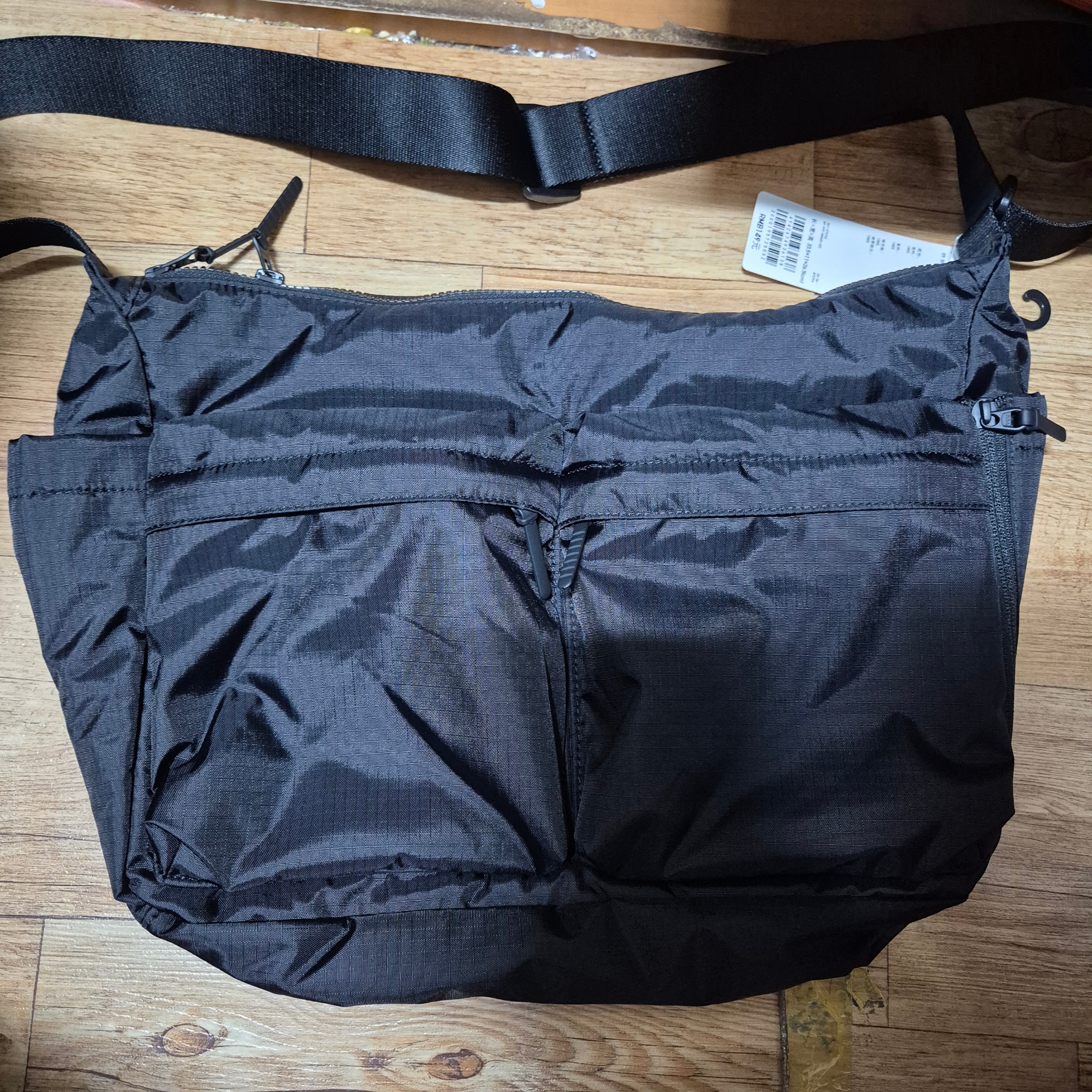 Uniqlo Multi Pocket Shoulder Bag Black 착용 스타일