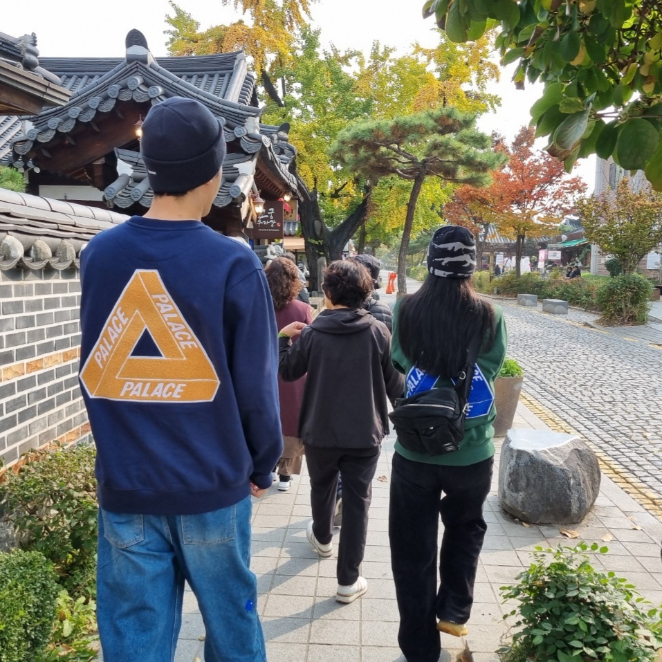 Palace Chenille Tri-Ferg Crew Navy - 24FW, Palace Chenille Tri-Ferg Crew Racey Green - 24FW 착용 스타일