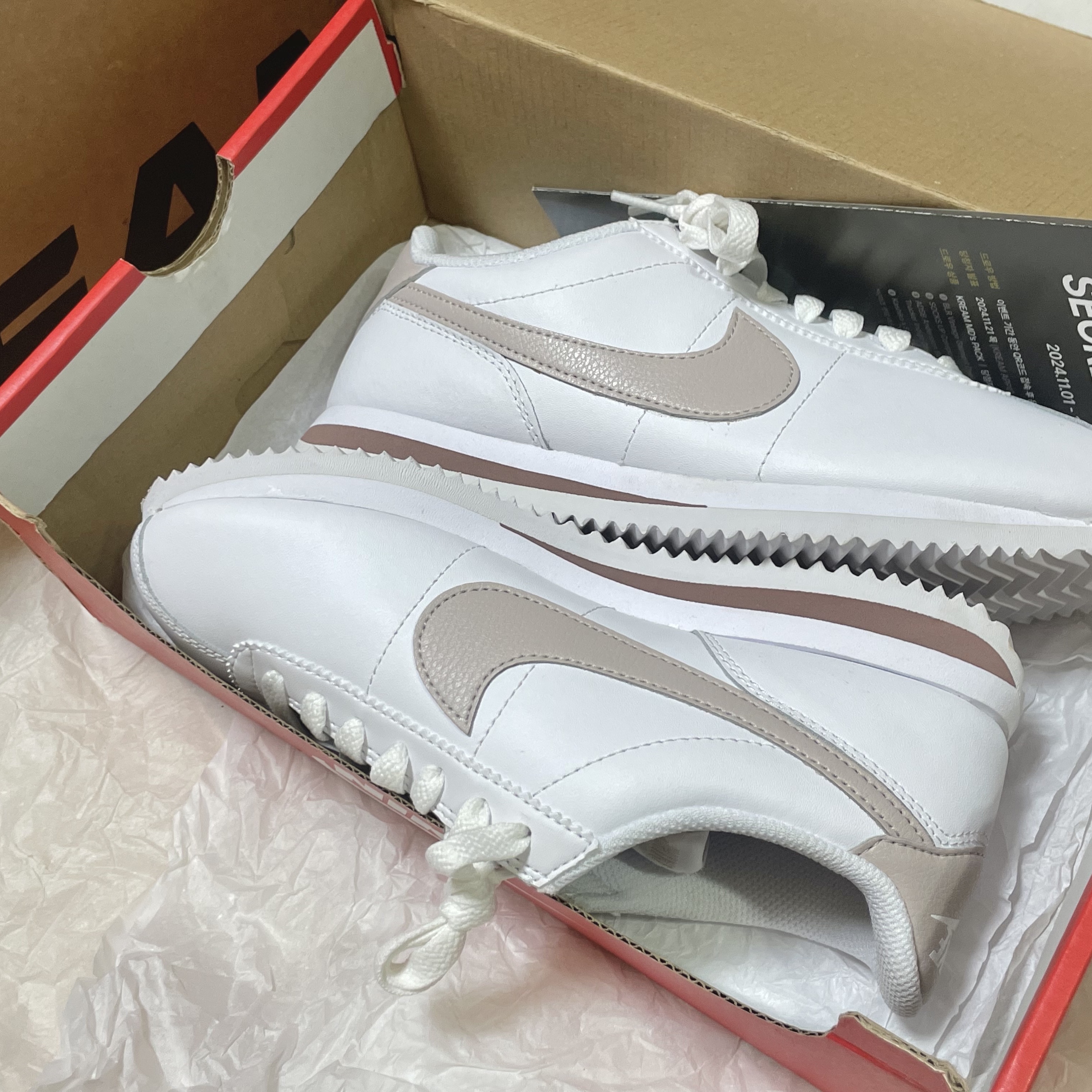 (W) Nike Cortez White Platinum Violet 착용 스타일