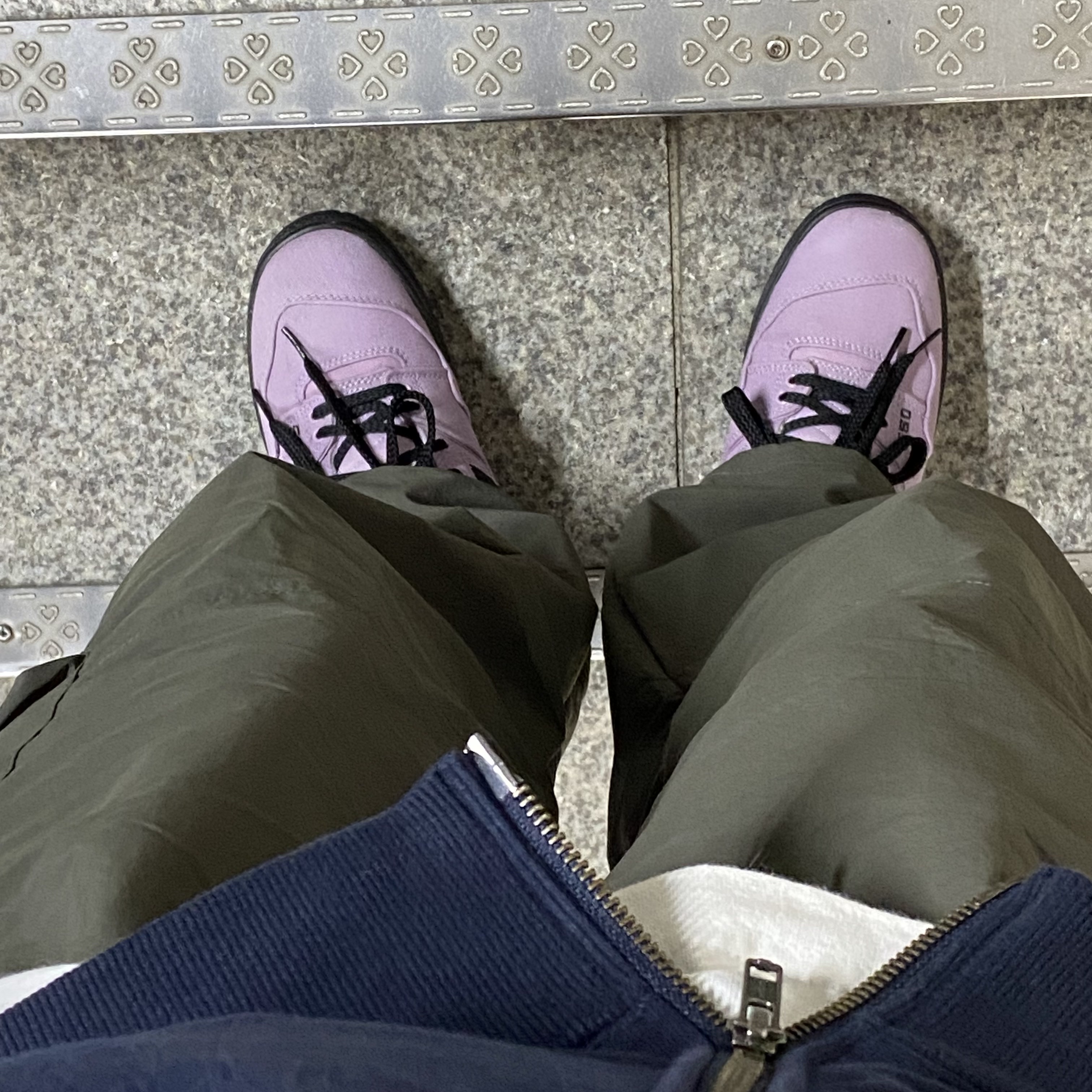 New Balance x Thisisneverthat 550 Lavender Black, Casetify x IAB Studio Single White Logo AirPods Pro Case Clear 착용 스타일 - 1