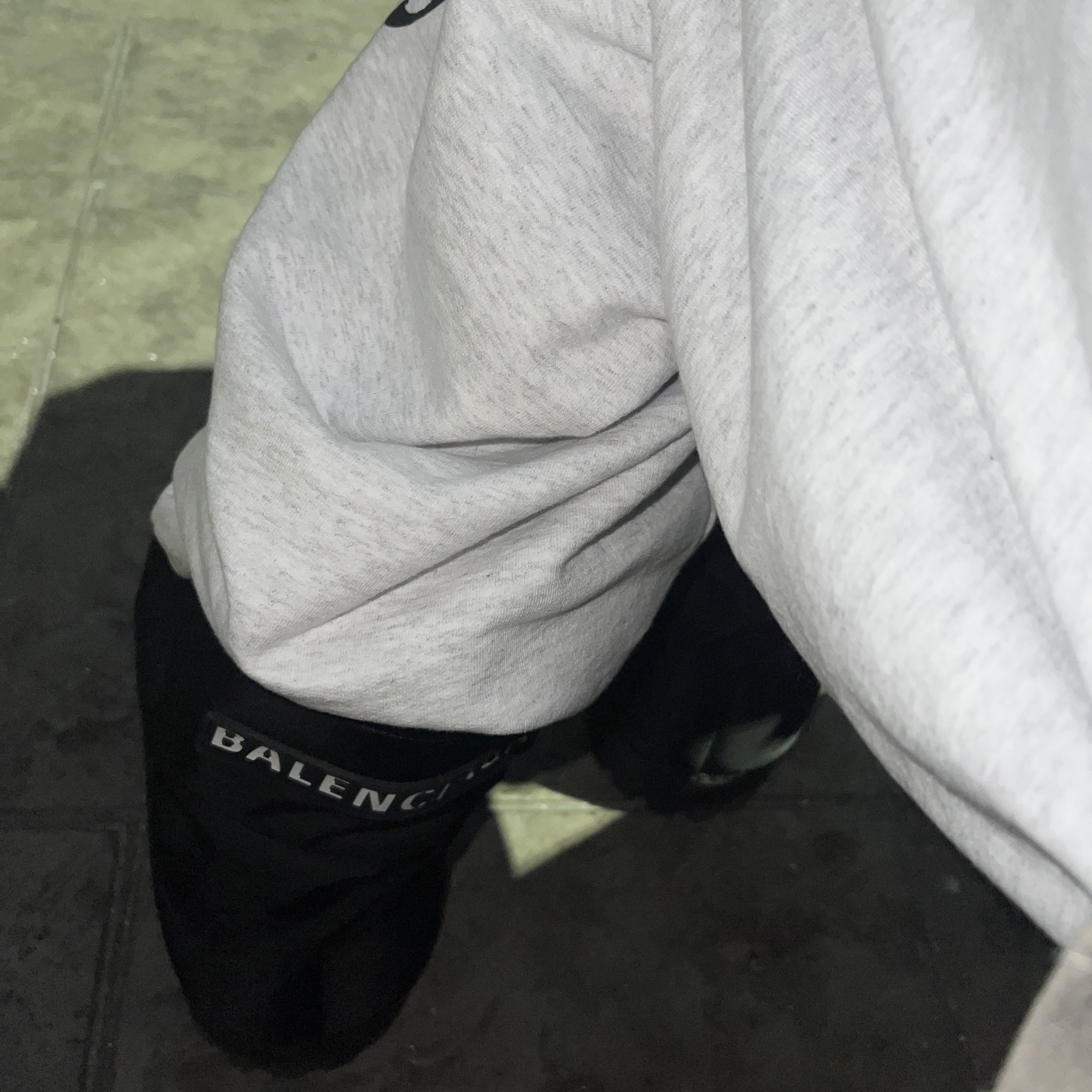 Balenciaga Skiwear Alaska Nylon Low Boot Black, Yeezy x Gosha Rubchinskiy YZY Black Dogs Jogger Heather Grey 착용 스타일 - 1