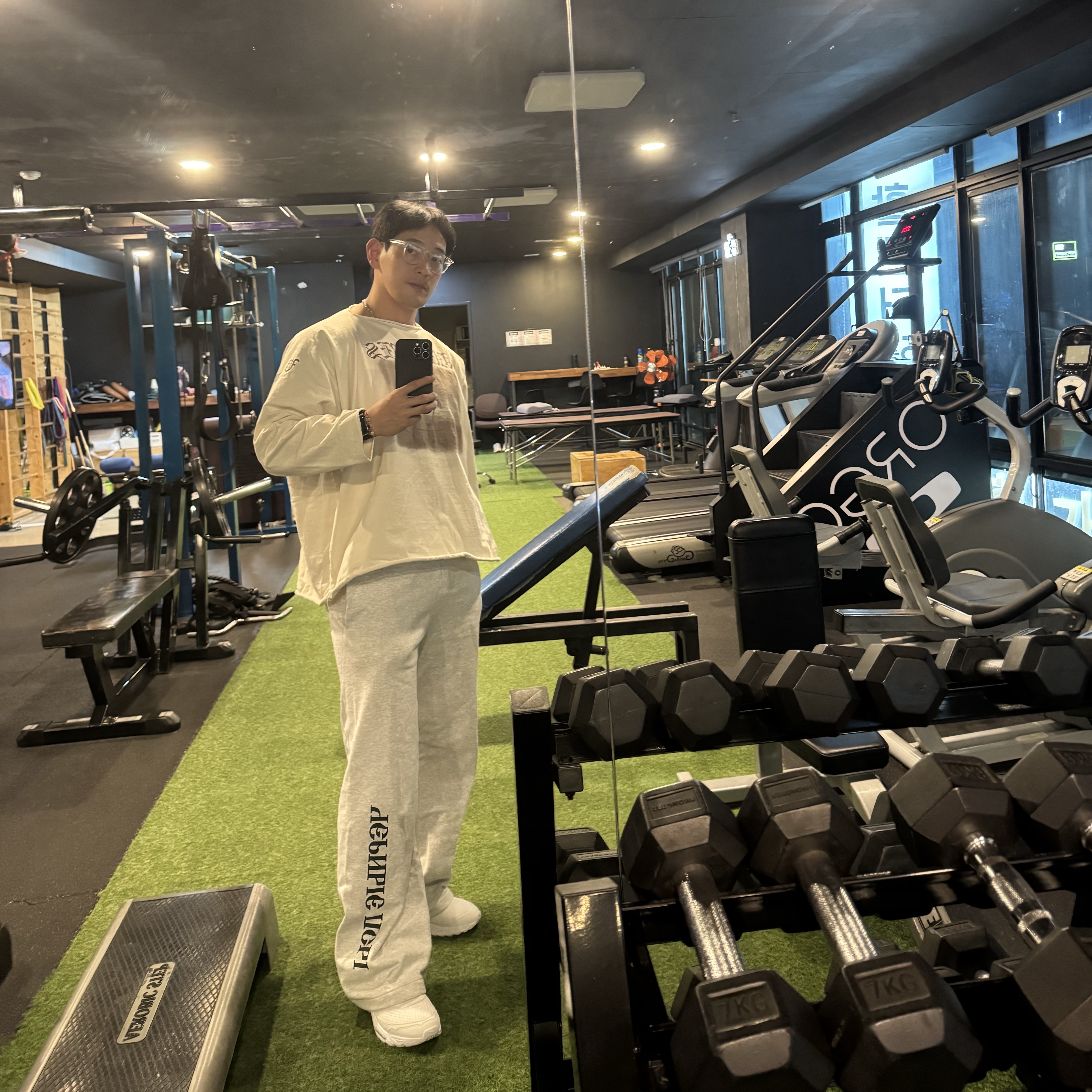 Nike x Comme des Garcons Homme Plus Air Pegasus 2005 White, Yeezy x Gosha Rubchinskiy YZY Black Dogs Jogger Heather Grey 착용 스타일