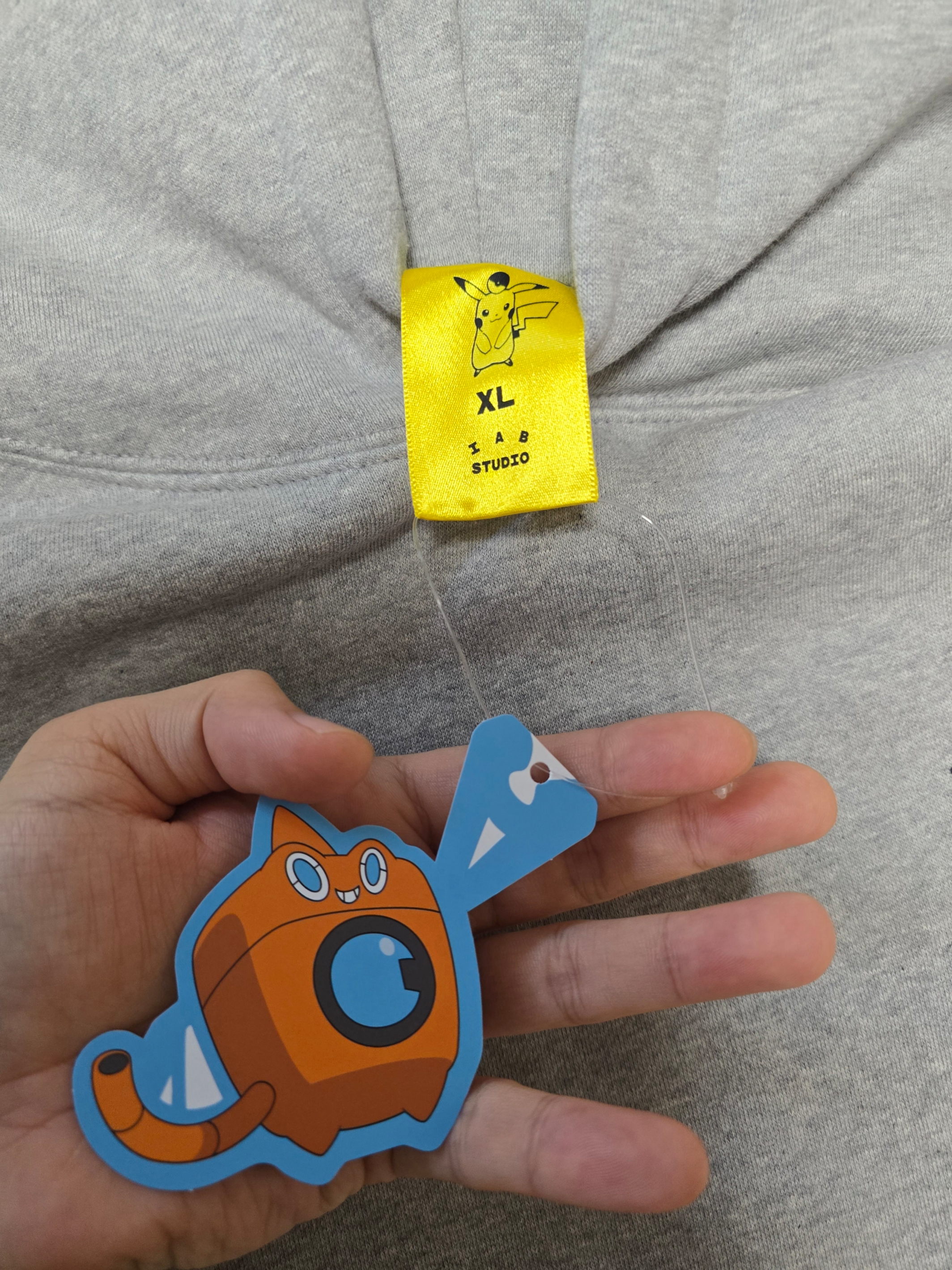 IAB Studio x Pokemon Unown Hoodie Gray 착용 스타일 - 3