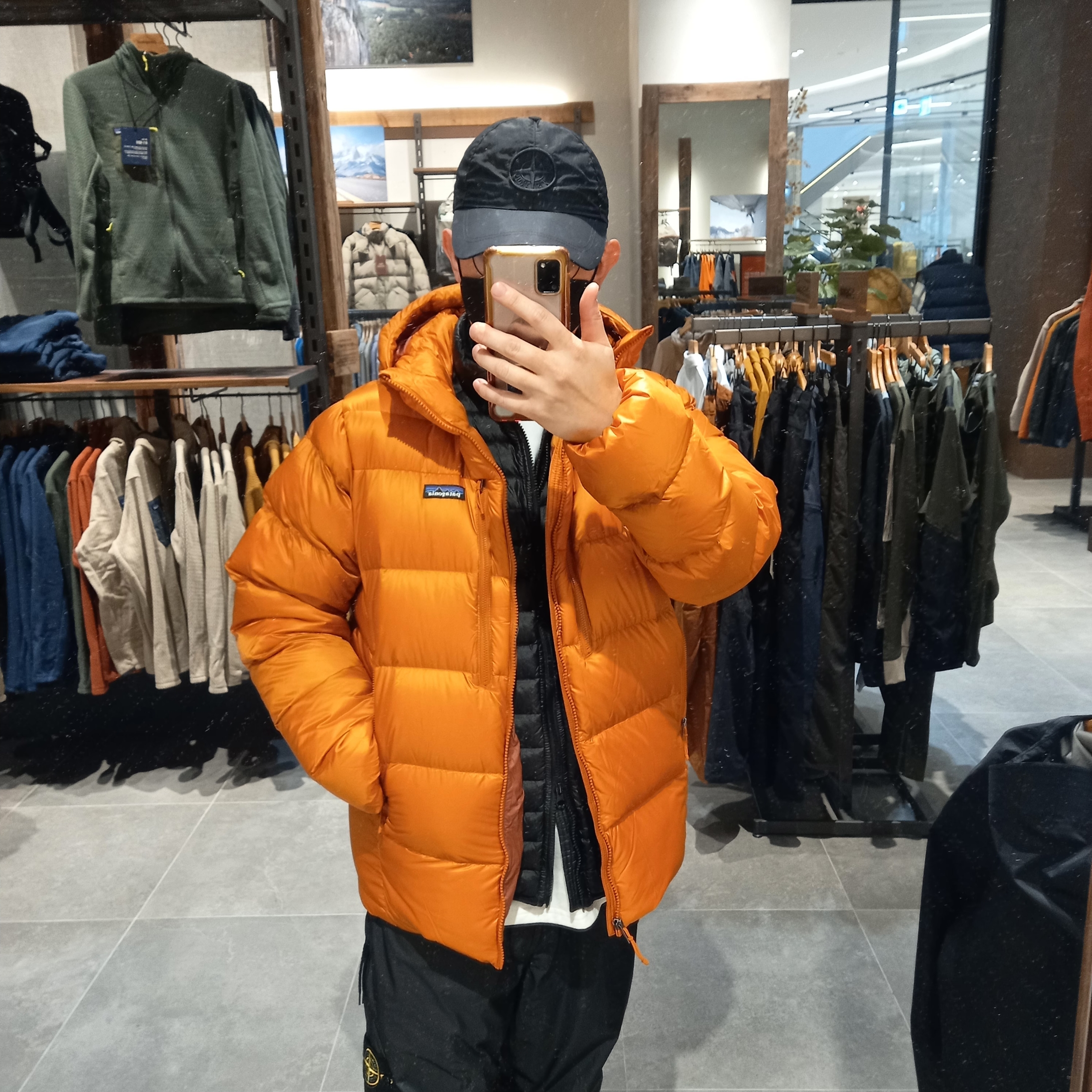 Patagonia Fitz Roy Down Hoody Black, Stone Island 99576 Nylon Metal 6-Panel Cap Black 착용 스타일 - 1