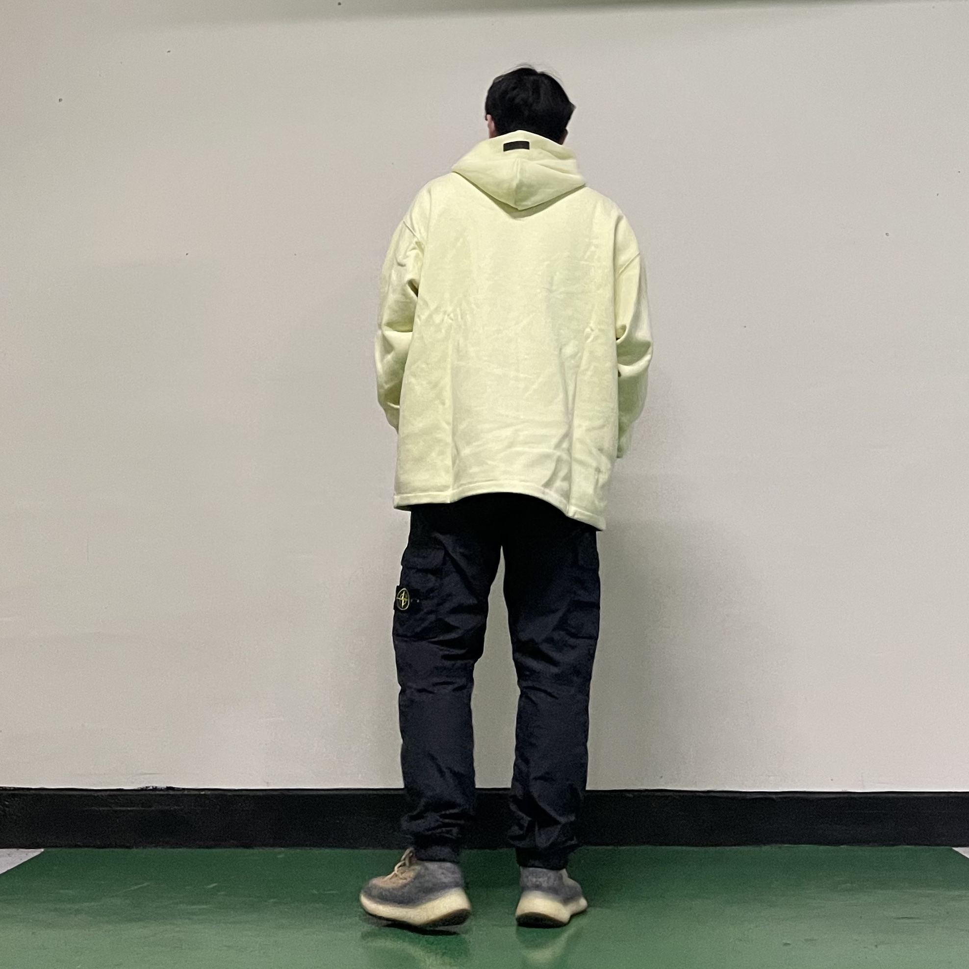 Essentials Relaxed Hoodie Canary - 22FW, Stone Island 32029 S.I.PA/PL Seersucker TC Pants Black - 20SS 착용 스타일 - 2