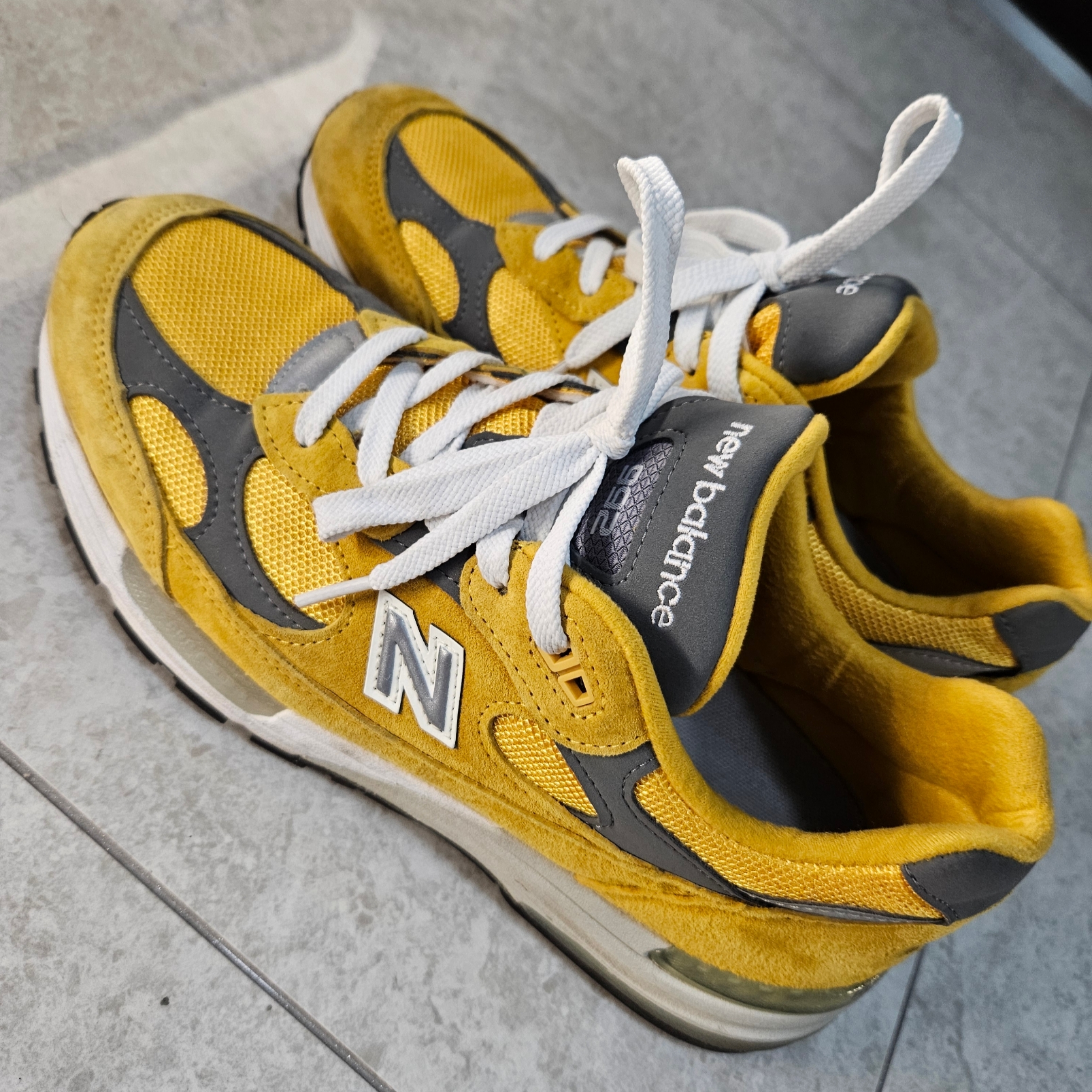 New Balance 992 Made in USA Gold Cream 착용 스타일