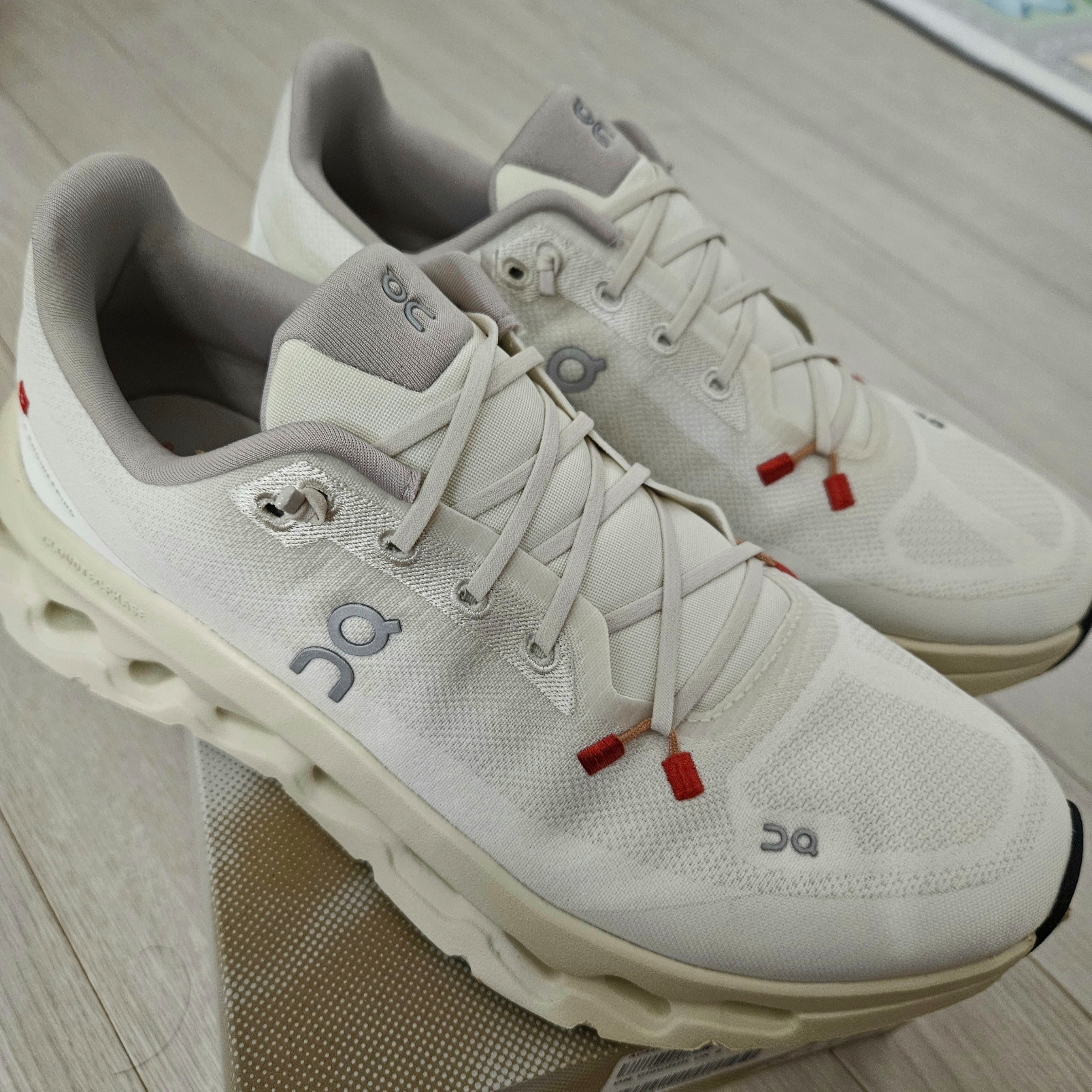 On Running Cloudtilt Sand Cream 착용 스타일