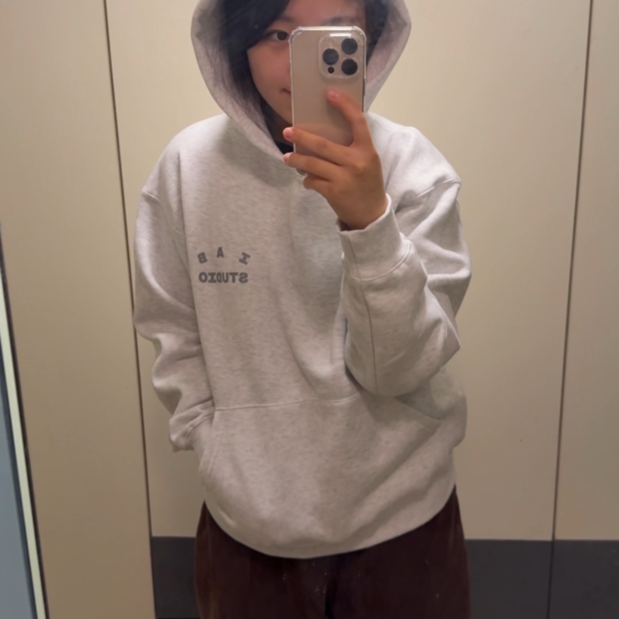 IAB Studio Hoodie Light Gray 착용 스타일