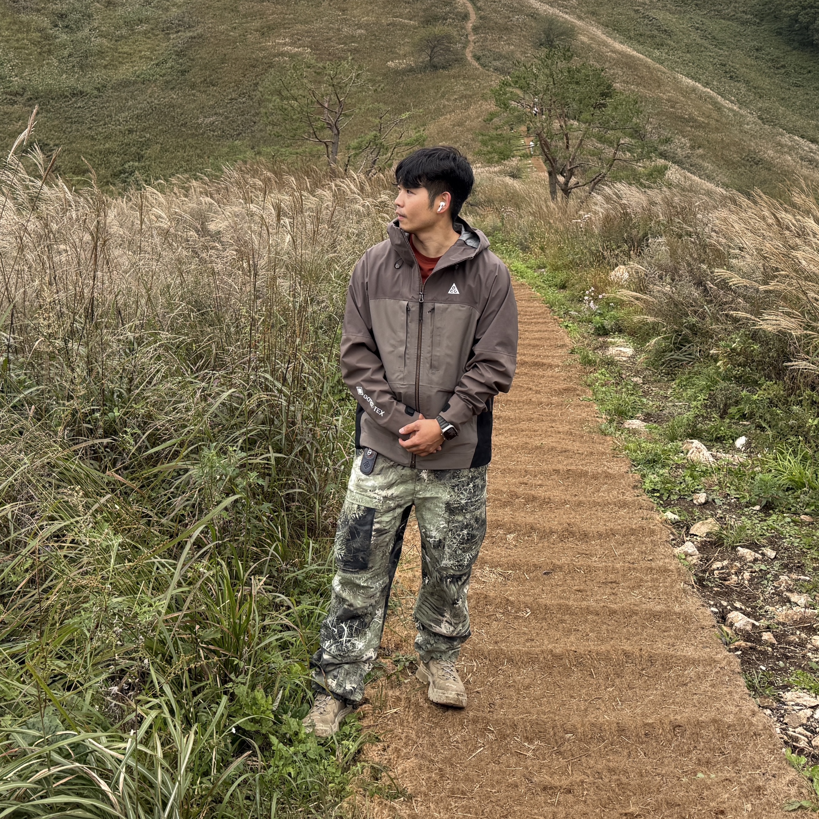 Nike ACG Storm-Fit ADV Gore-Tex Misery Ridge Jacket Iron Stone - Asia, Nike ACG Smith Summit Allover Print Cargo Pants Oil Green - Asia 착용 스타일