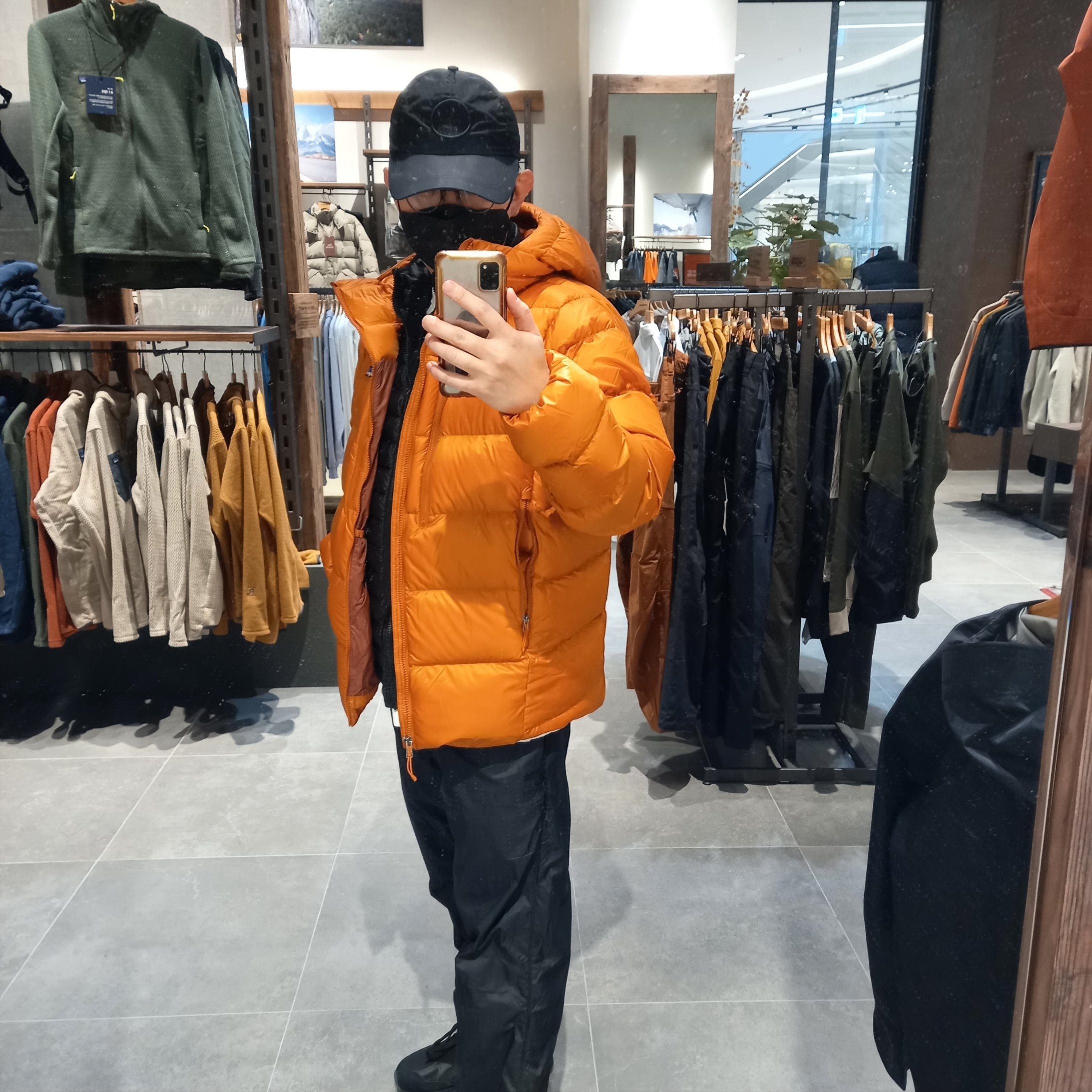 Patagonia Fitz Roy Down Hoody Black, Stone Island 99576 Nylon Metal 6-Panel Cap Black 착용 스타일 - 3