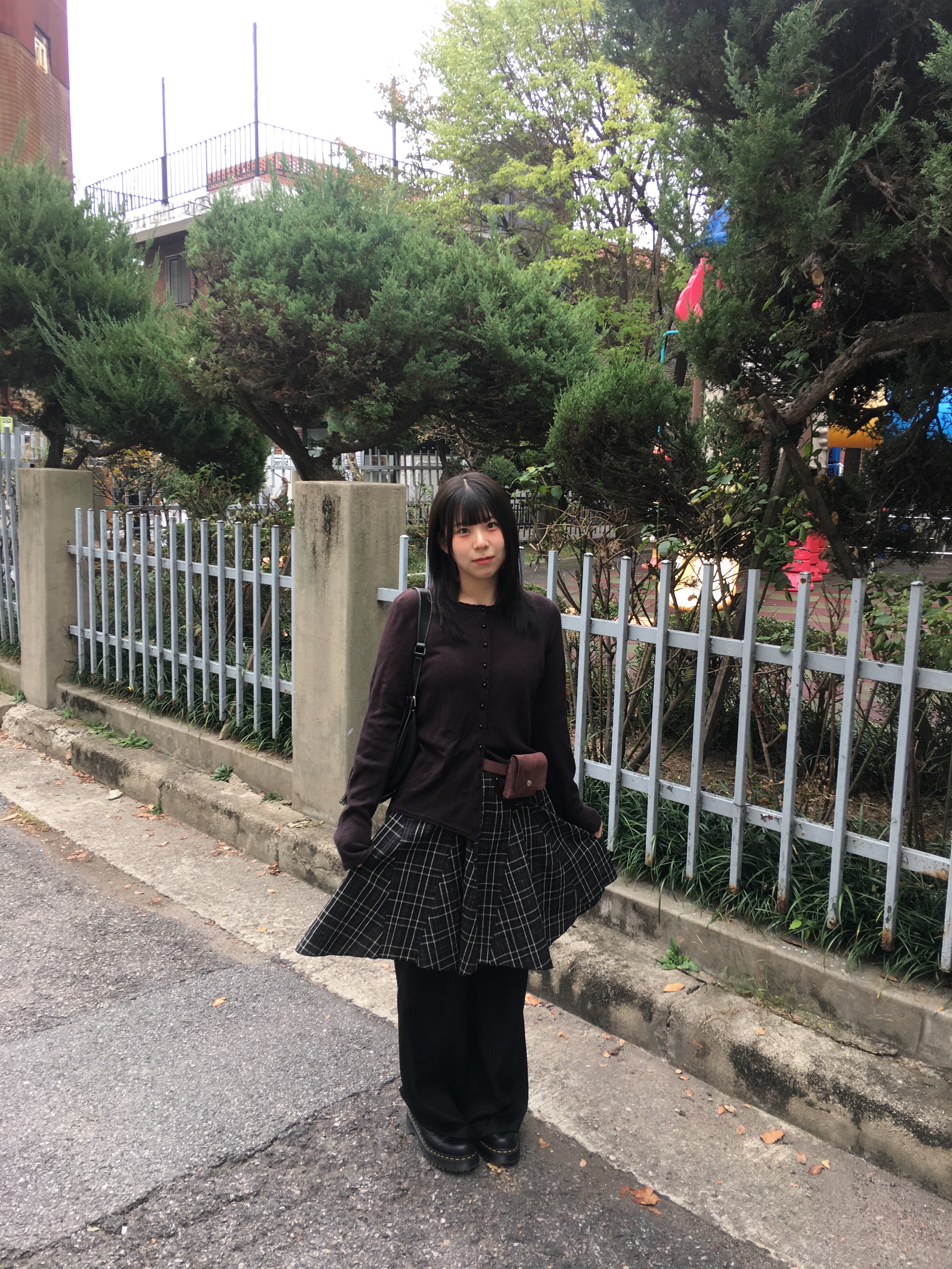 Matin Kim Zipper Leather Round Bag Black, Dr. Martens 1461 Bex Black 착용 스타일 - 2