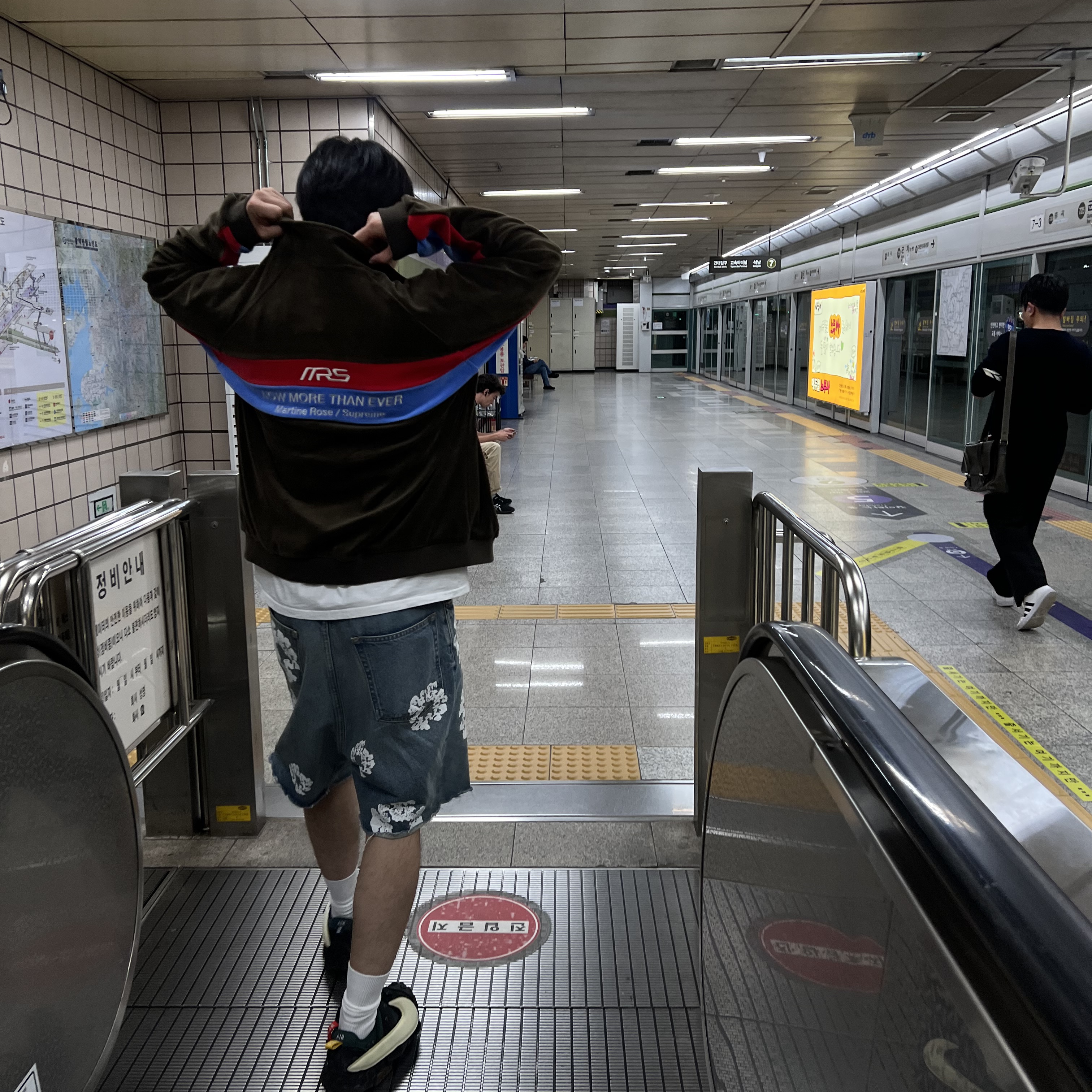 Supreme x Martine Rose Velour Track Jacket Brown - 24FW, Nike x Cactus Plant Flea Market Air Flea 2 Faded Spruce 착용 스타일 - 2