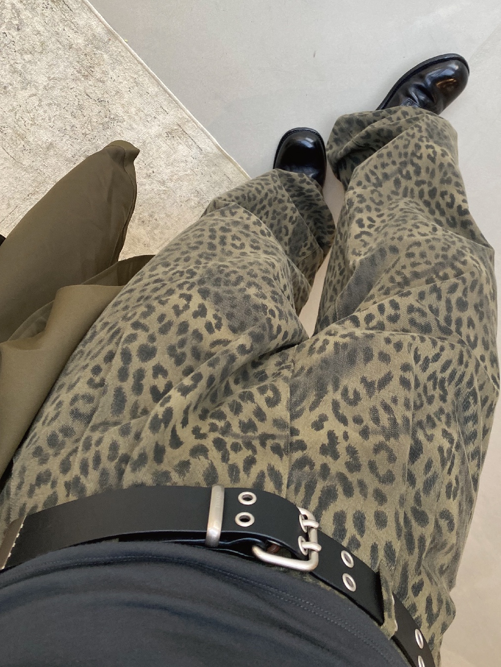 ersco Leopard Baggy Trousers Khaki 착용 스타일 - 9