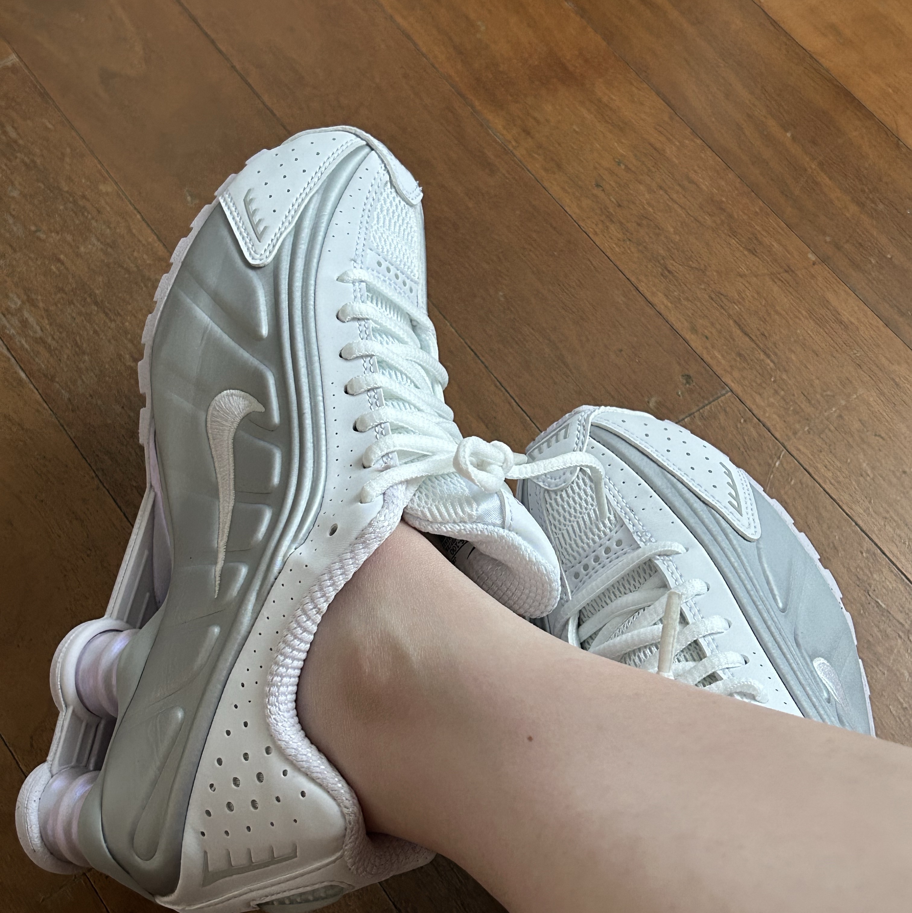 (W) Nike Shox R4 White Metallic Silver 착용 스타일 - 3