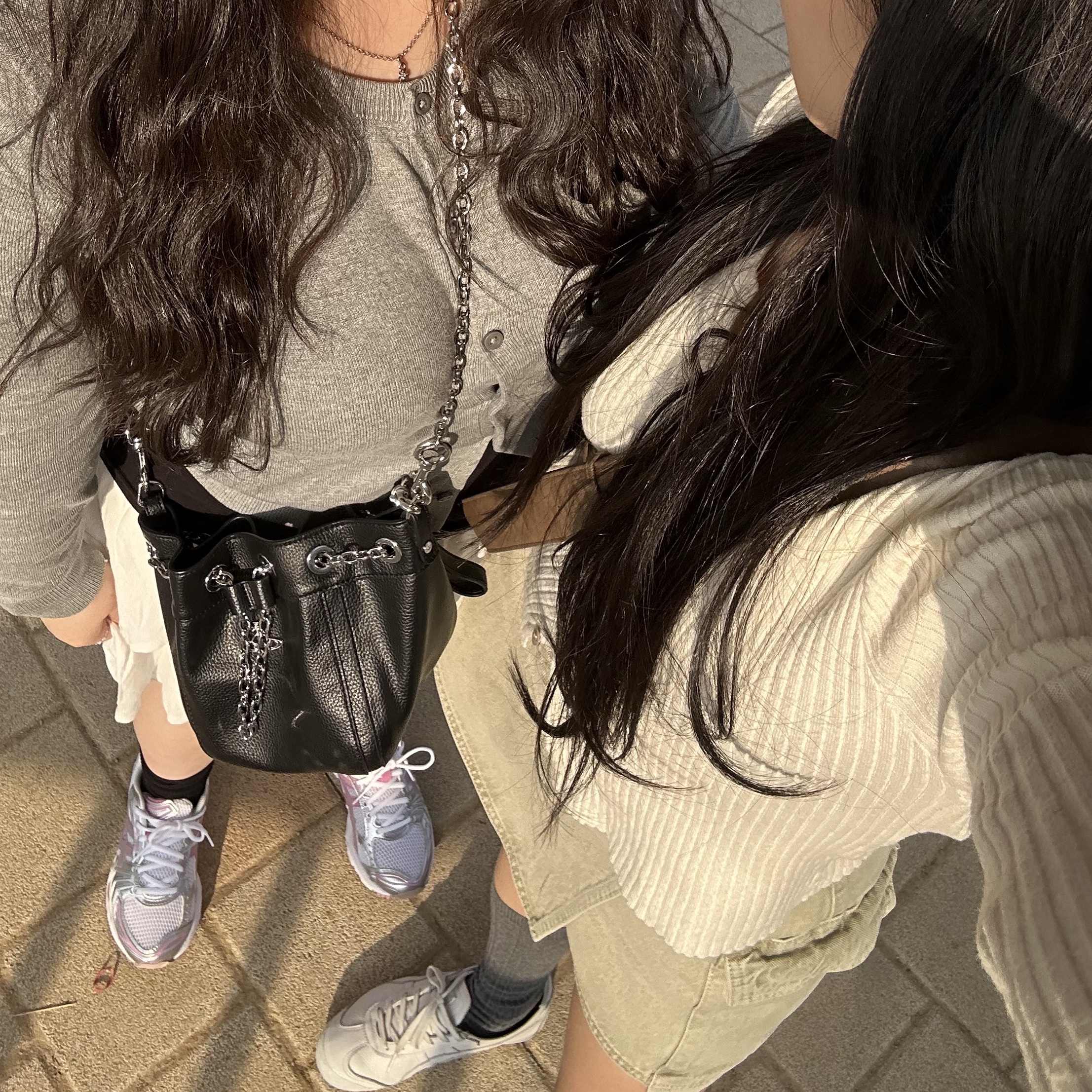 Vivienne Westwood Chrissy Small Bucket Bag Black, Asics Unlimited Gel-Kayano 14 White Fawn 착용 스타일