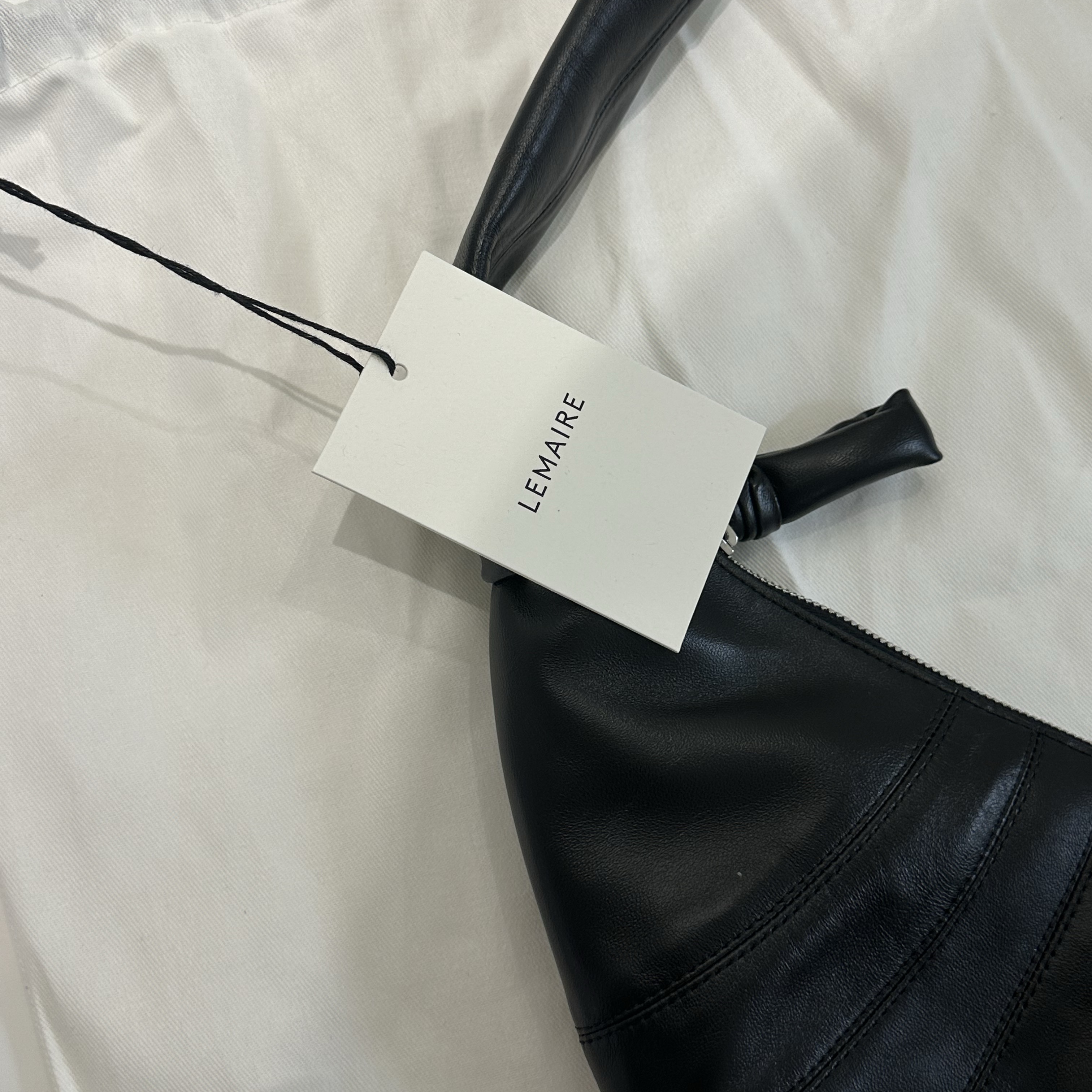 Lemaire Small Croissant Bag Soft Nappa Leather Black 착용 스타일 - 2