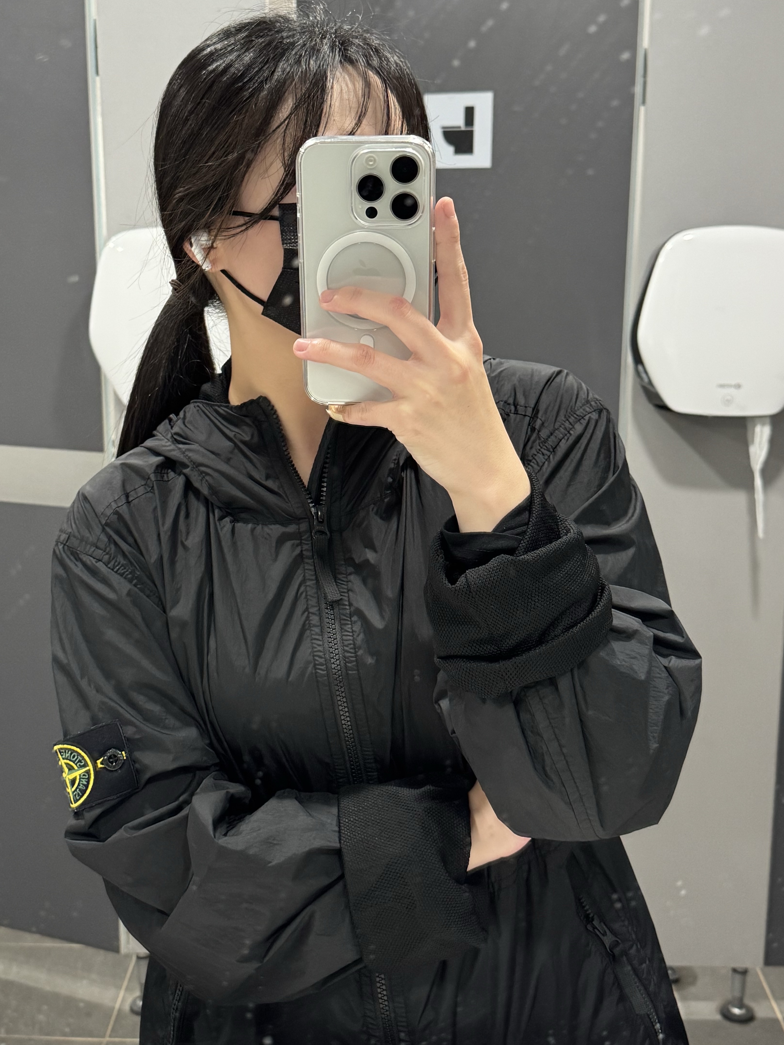 Stone Island 40522 Crinkle Reps Nylon Garment Dyed Hooded Jacket Black - 23SS 착용 스타일