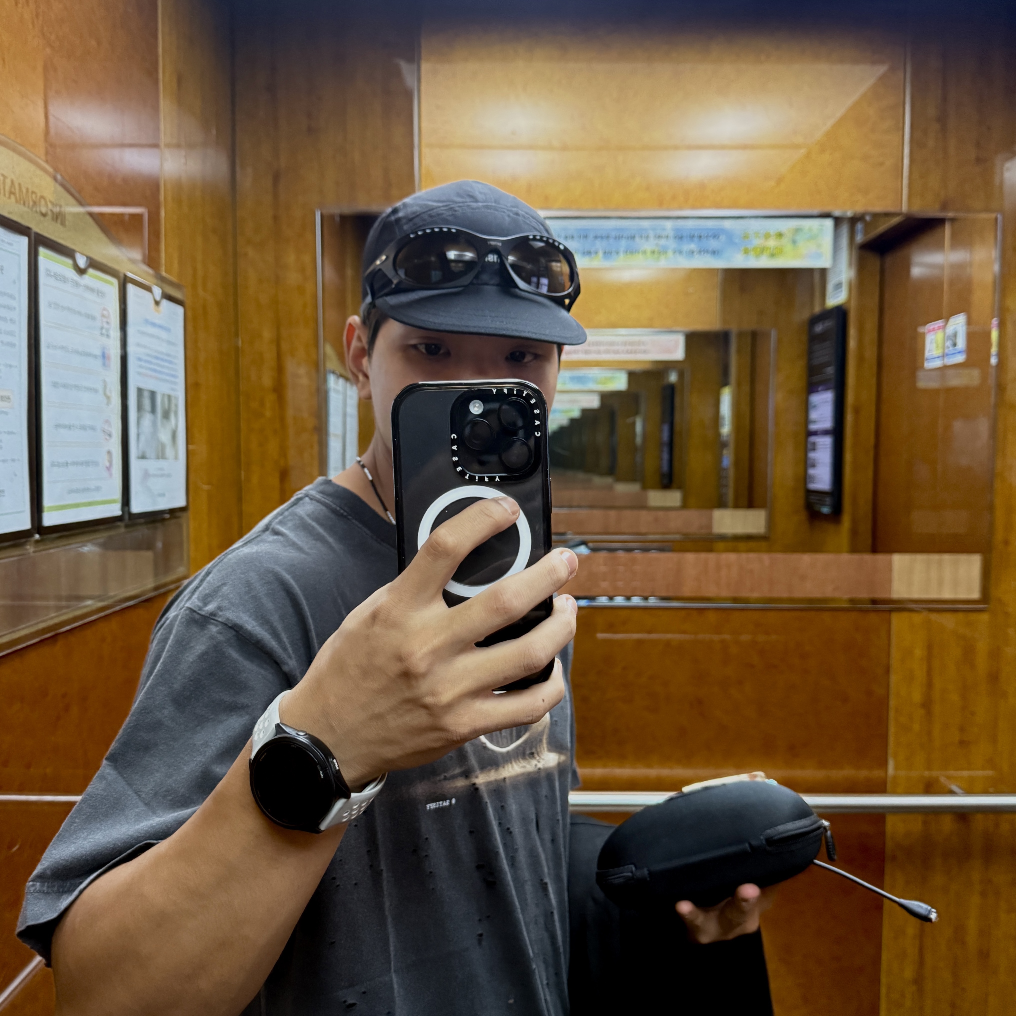 Oakley x Satisfy Plantaris Matte Black, Oakley x Satisfy Peaceshell Trail Cap Black 착용 스타일 - 1