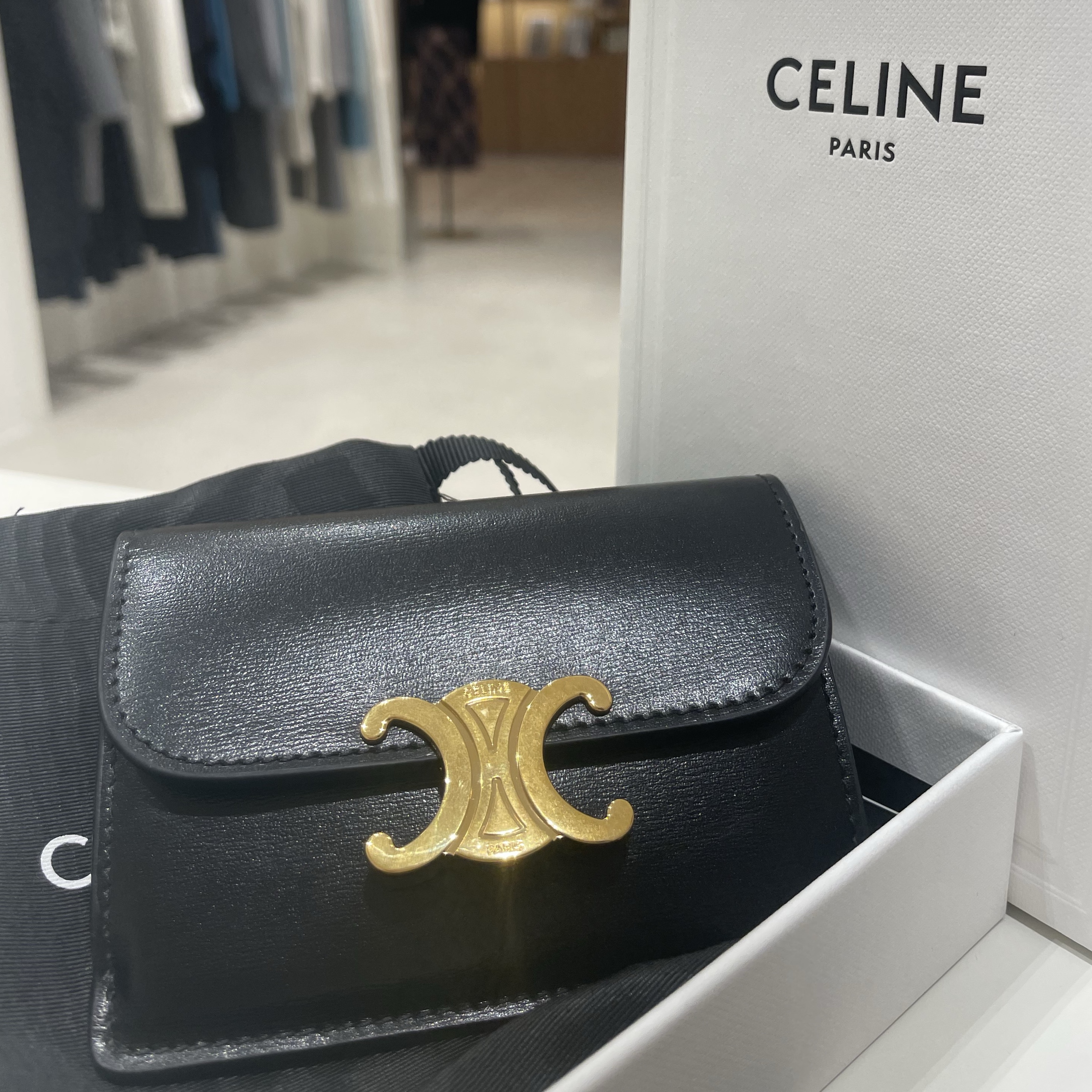 Celine Card Holder with Flap in Shiny Calfskin Black 착용 스타일