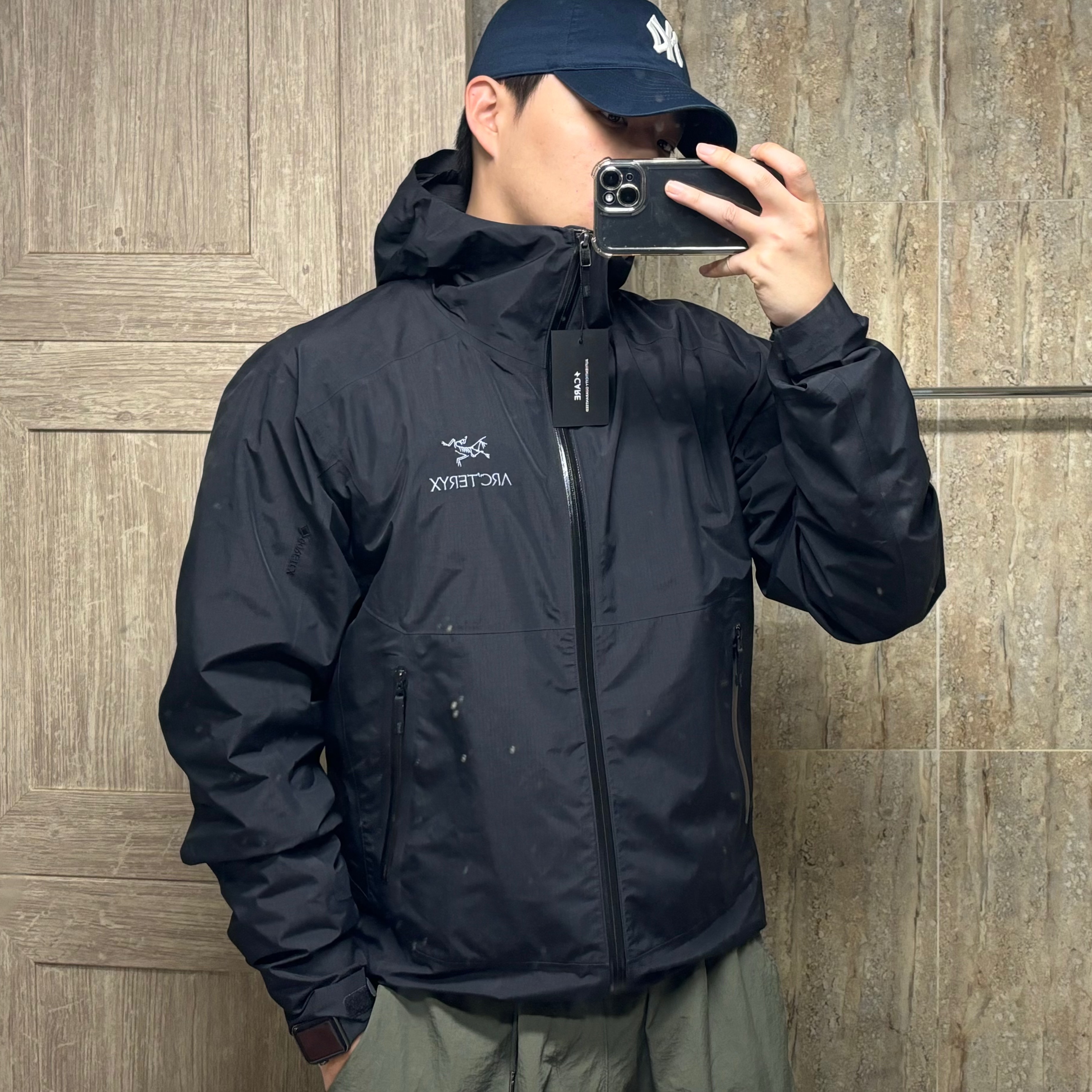 Arc'teryx Zeta SL Jacket Black 착용 스타일