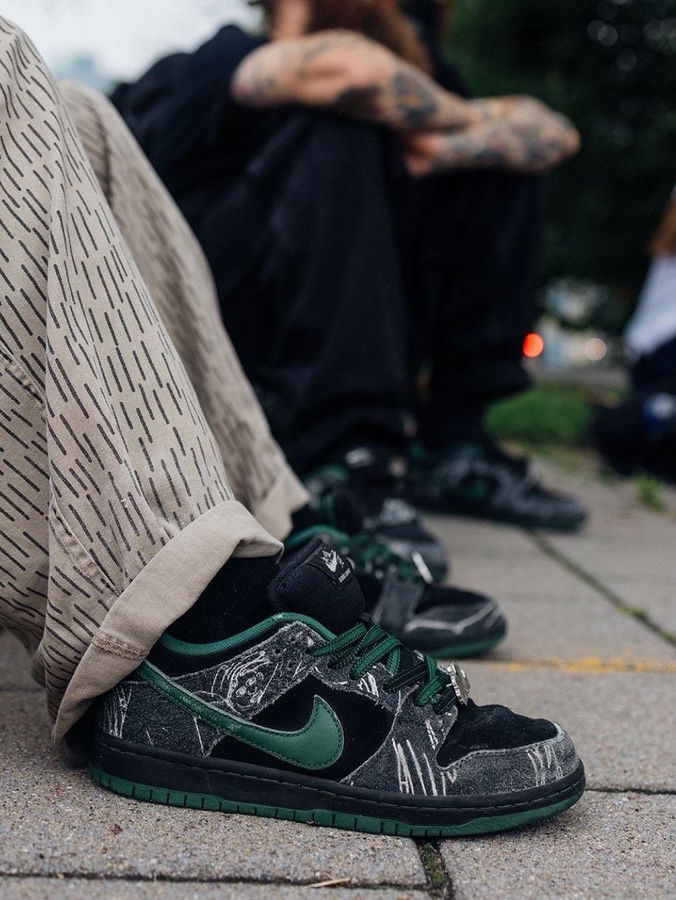 Nike x There SB Dunk Low Pro Anthracite and Gorge Green 착용 스타일