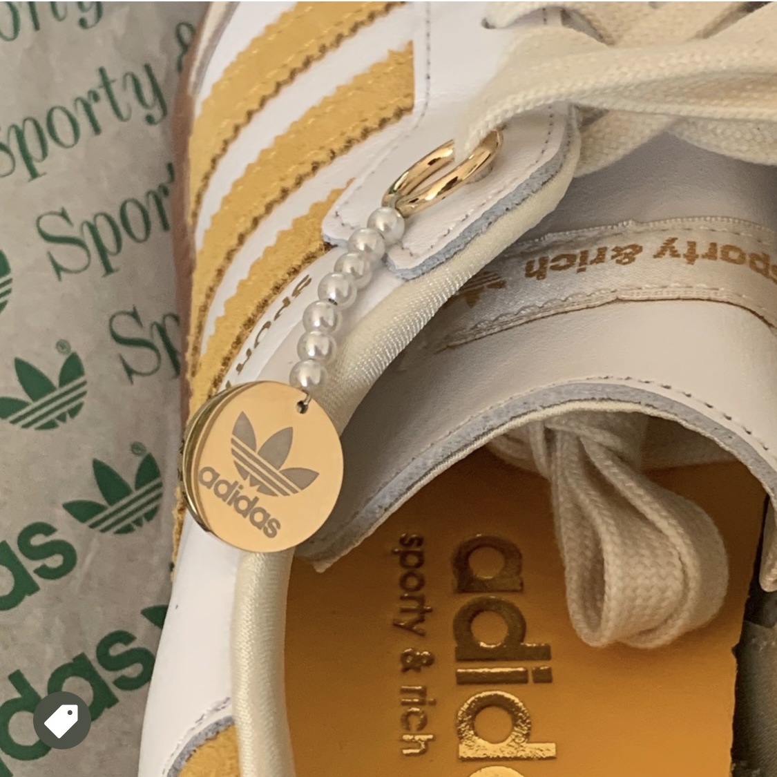 Adidas x Sporty & Rich Samba OG Cloud White Bold Gold 착용 스타일 - 3