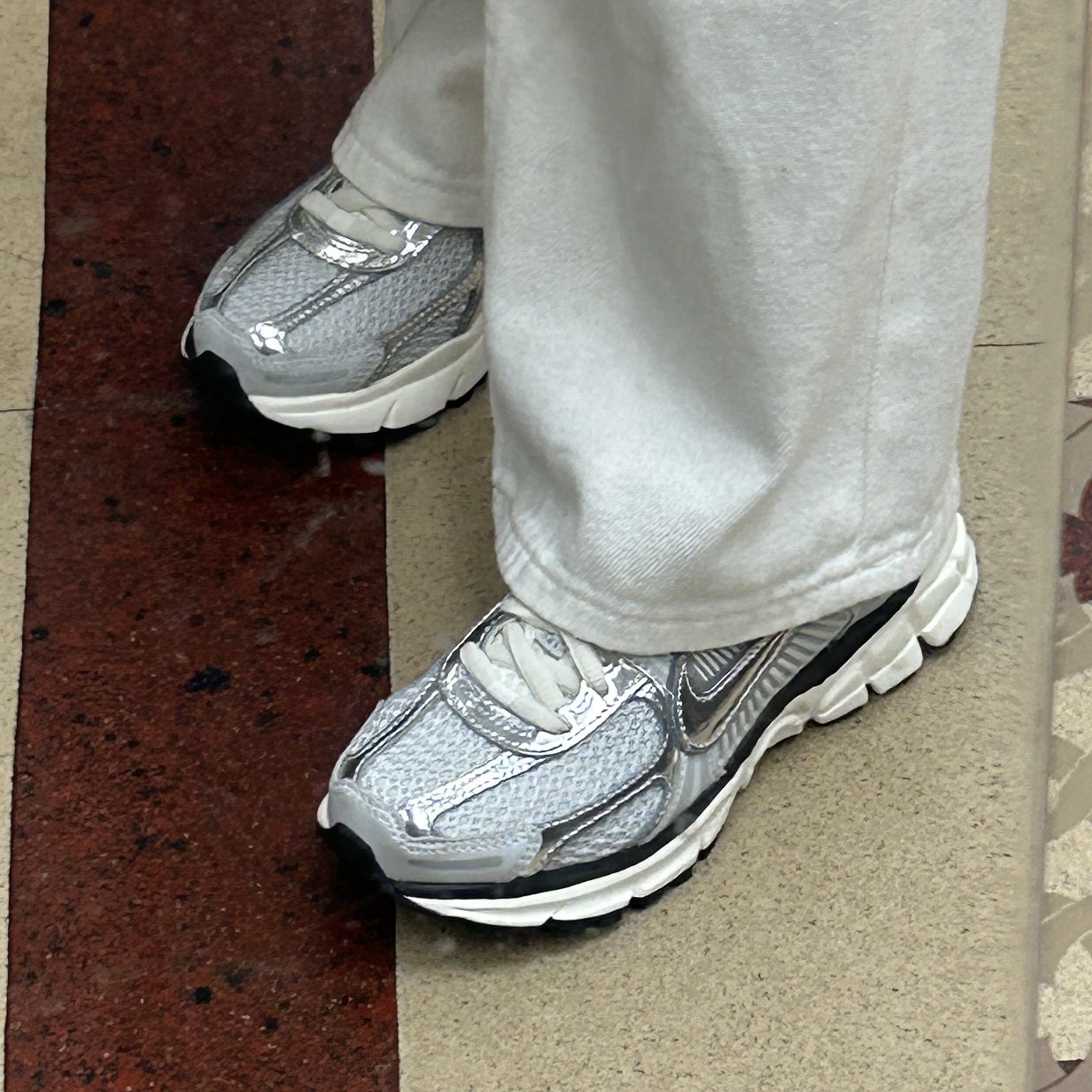 (W) Nike Zoom Vomero 5 Photon Dust and Metallic Silver 착용 스타일