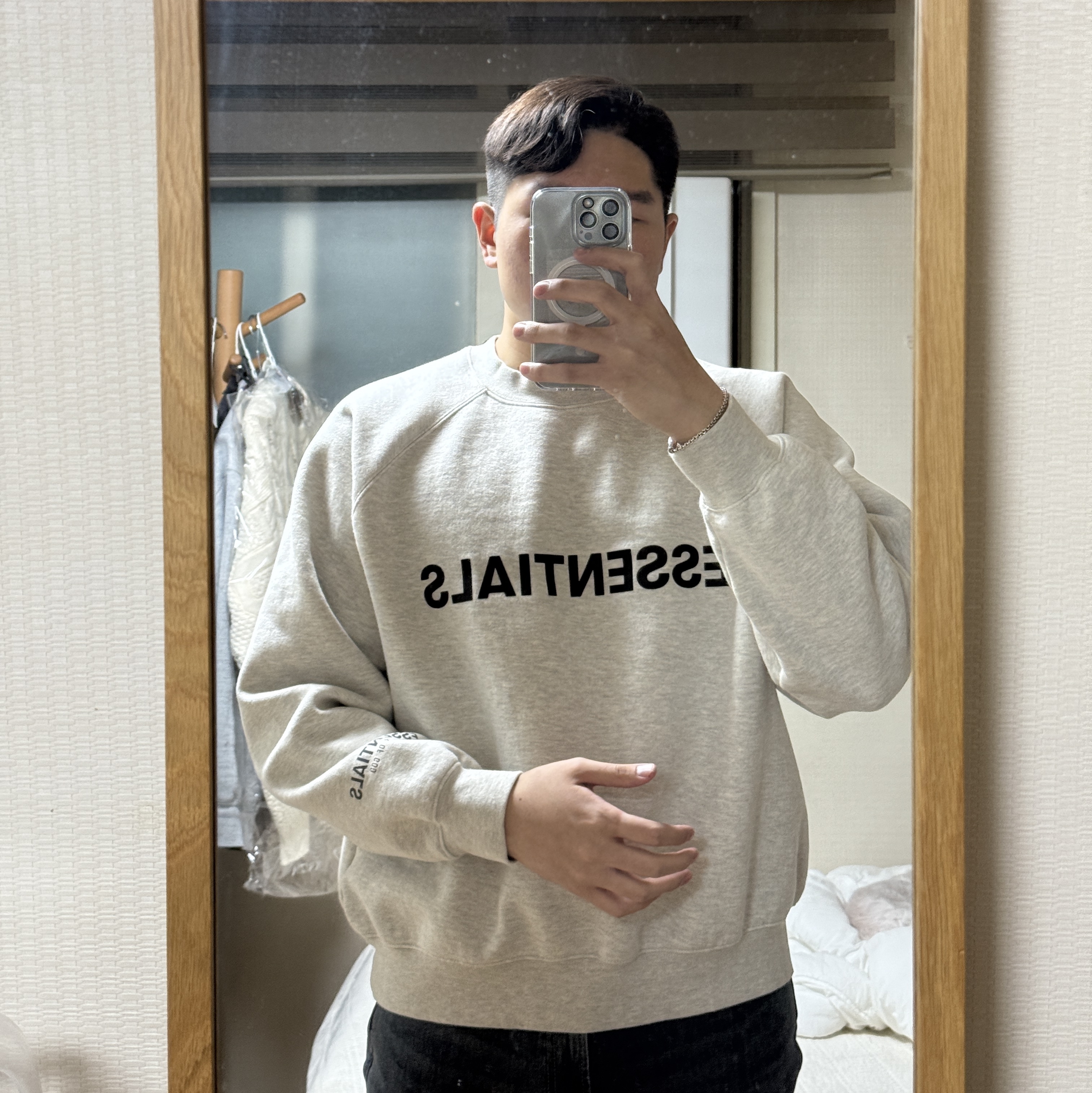 Essentials 3D Silicon Applique Crewneck Oatmeal/Oatmeal Heather/Light Heather Oatmeal 2020 착용 스타일