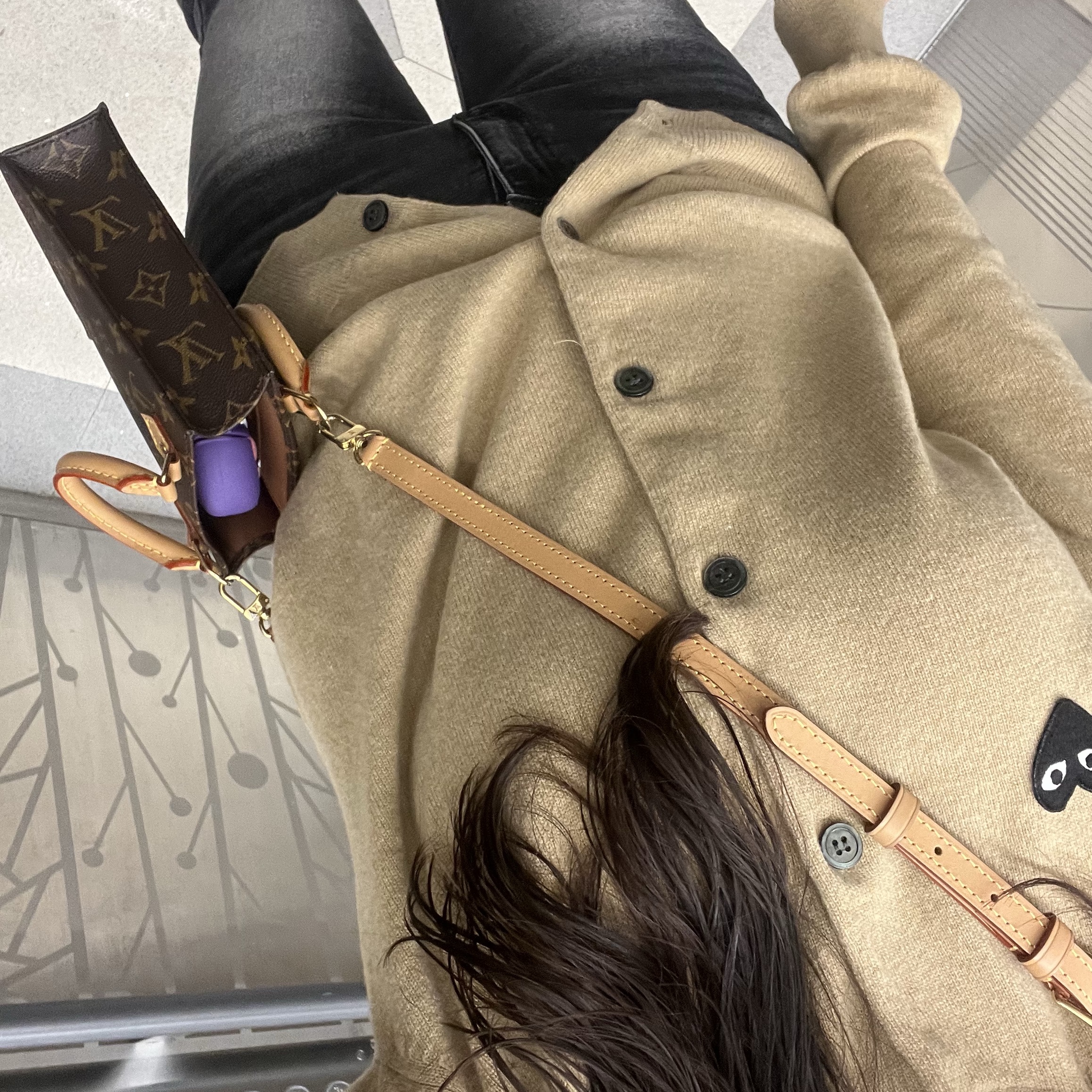 Play Comme des Garcons Black Heart Knit Cardigan Beige, Louis Vuitton Petit Sac Plat Monogram 착용 스타일 - 1