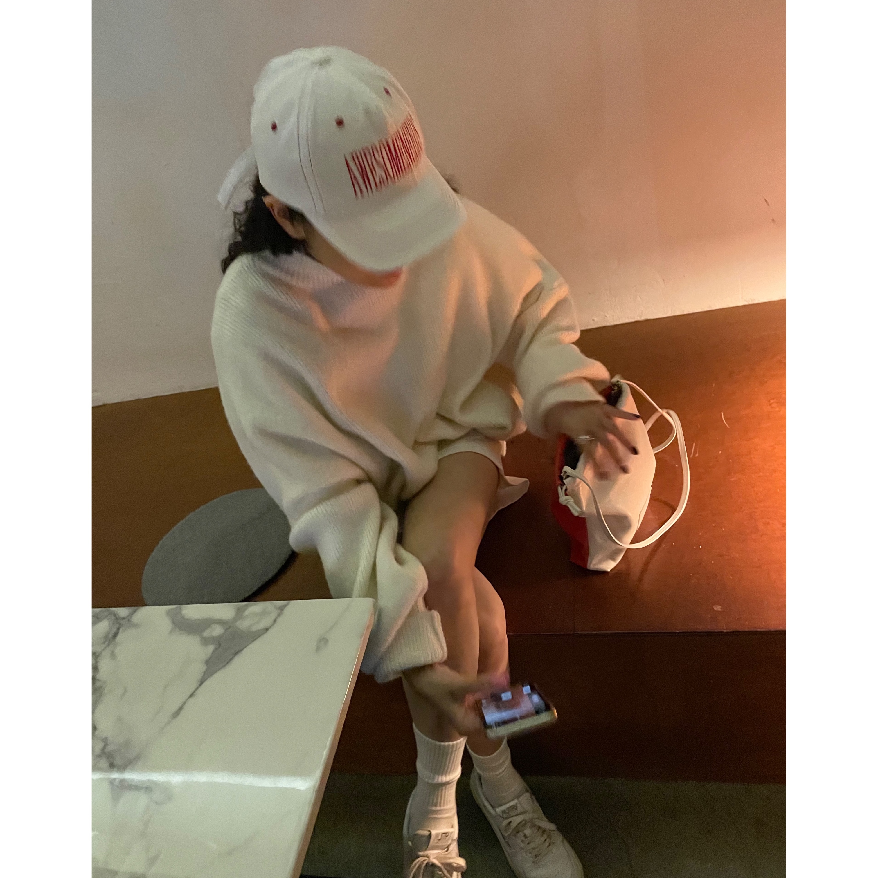 (W) Autry Medalist Low Leather Sneakers White 착용 스타일 - 2